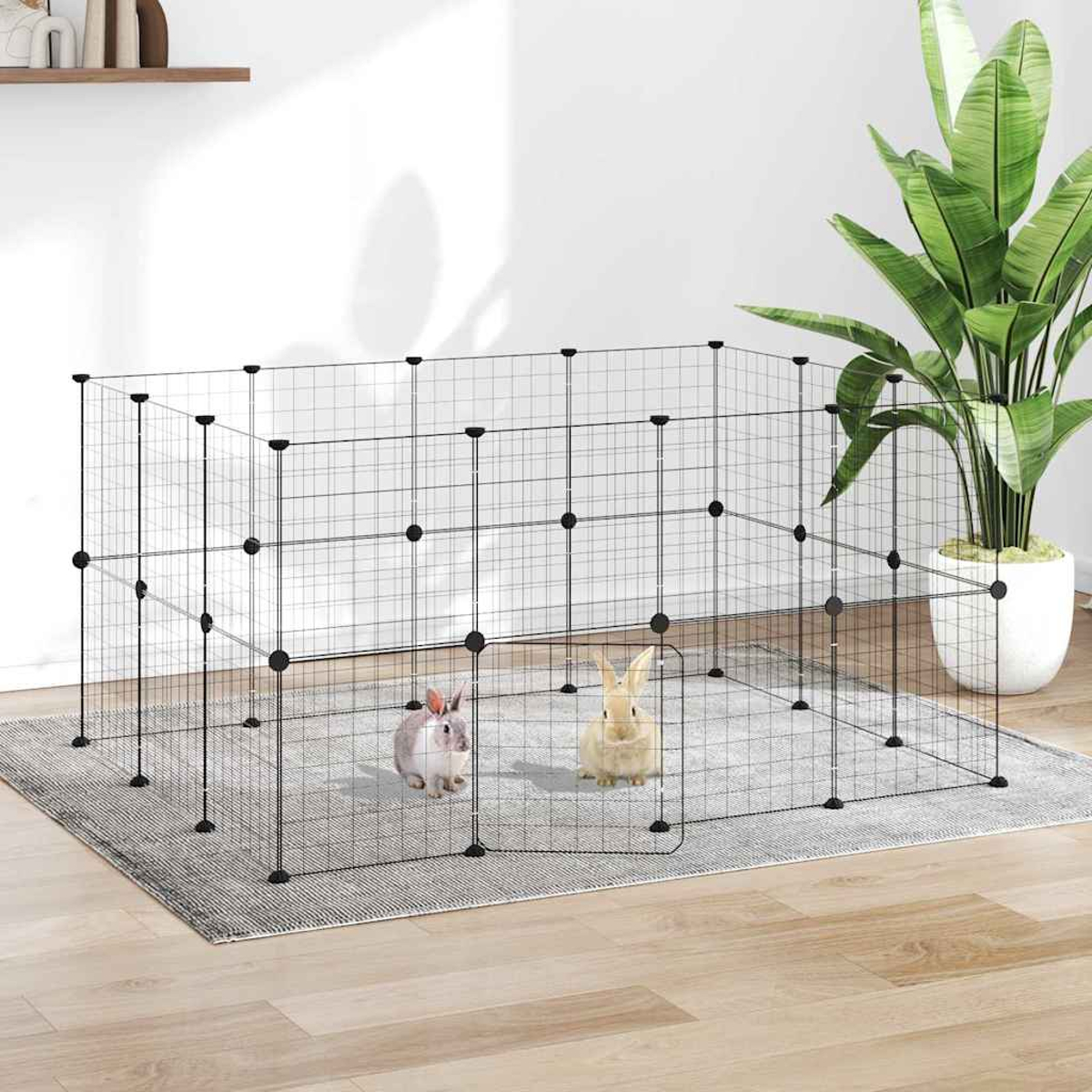 Zwei Kaninchen in einem Drahtgehege auf einem Teppich, daneben eine Pflanze.