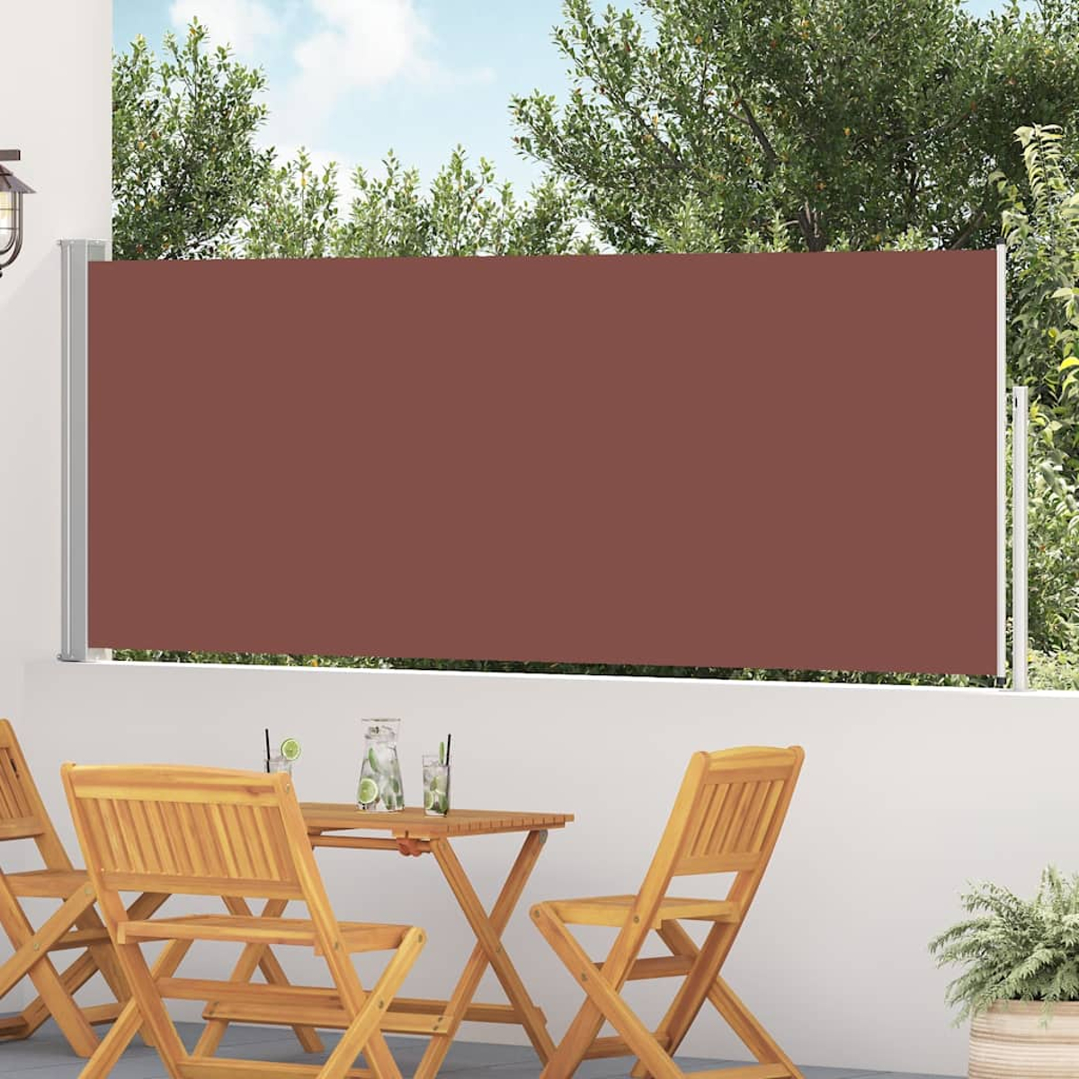Tendalino retrattile marrone su muro bianco con tavoli e sedie in legno.