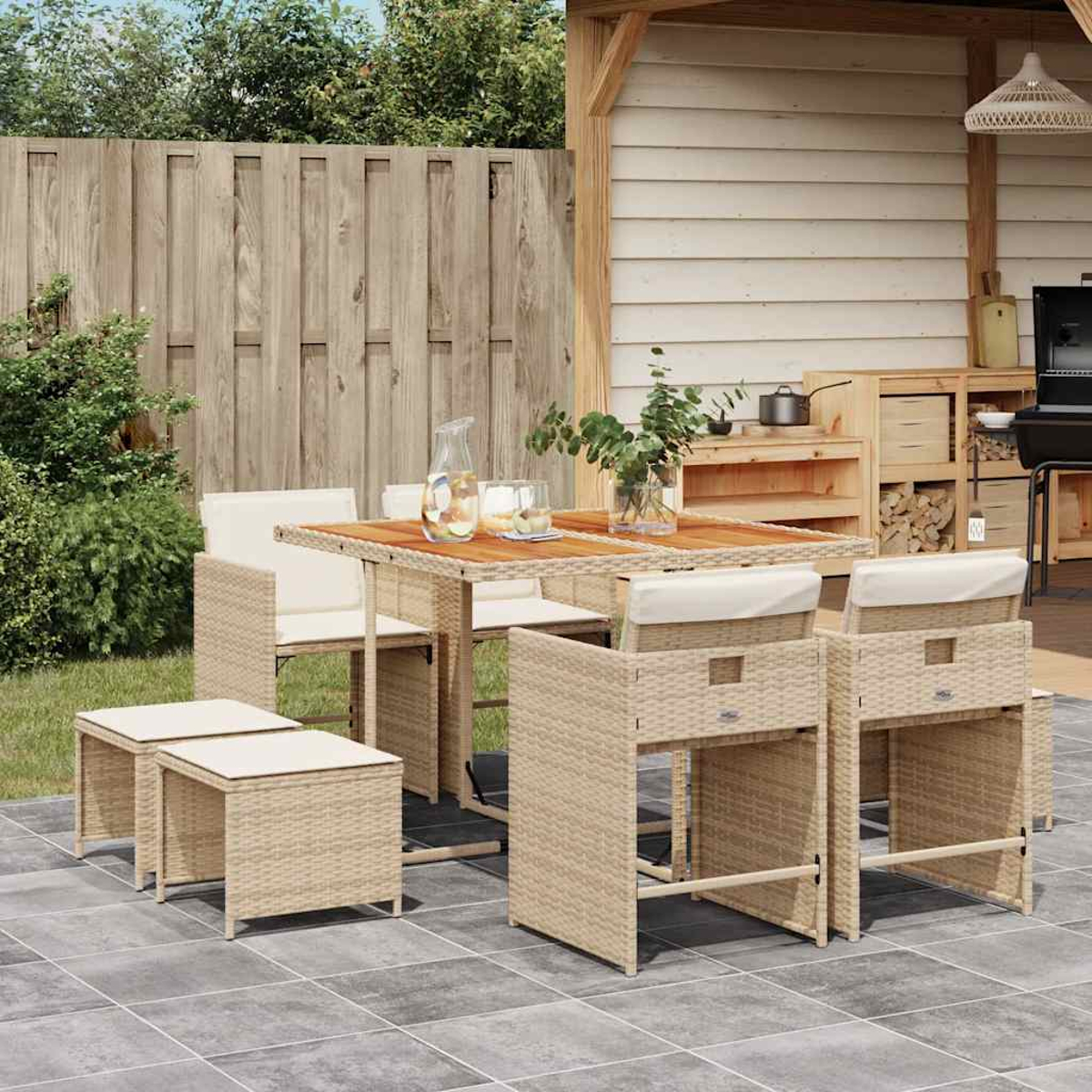 Muebles de mimbre para patio con mesa, sillas y taburetes en un patio de piedra.