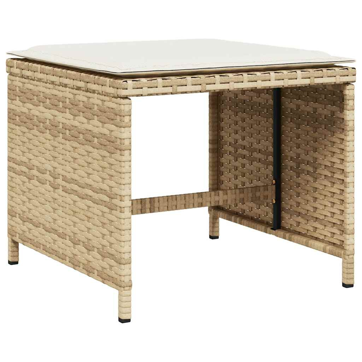 Una mesa cúbica de ratán beige con un cojín de color claro encima.