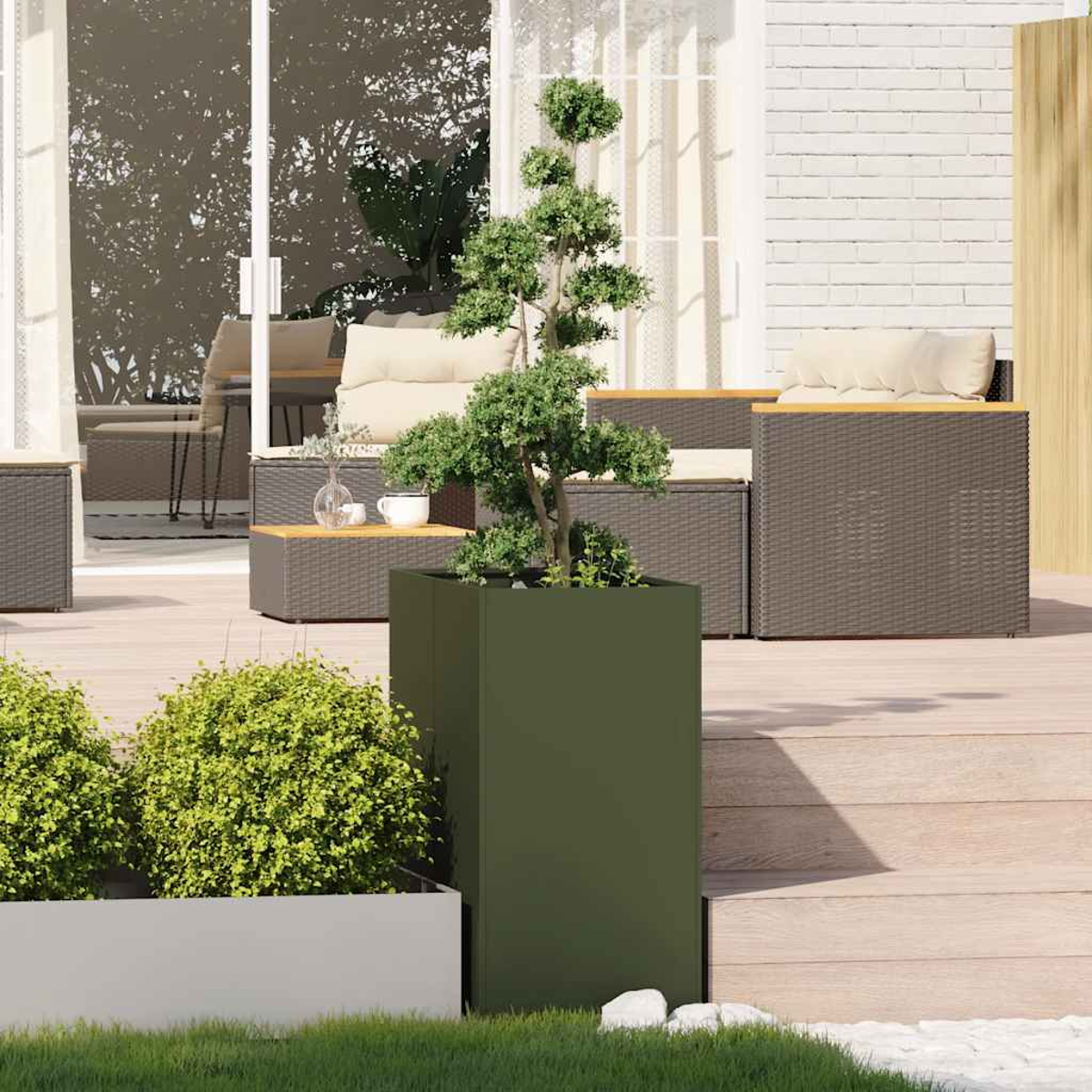 Una fioriera a cubo verde con un bonsai su un ponte di legno.