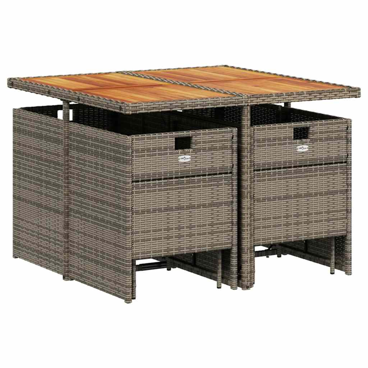 Ein rechteckiger Tisch mit Holzplatte und Rattanstühlen, die darunter verstaut sind.