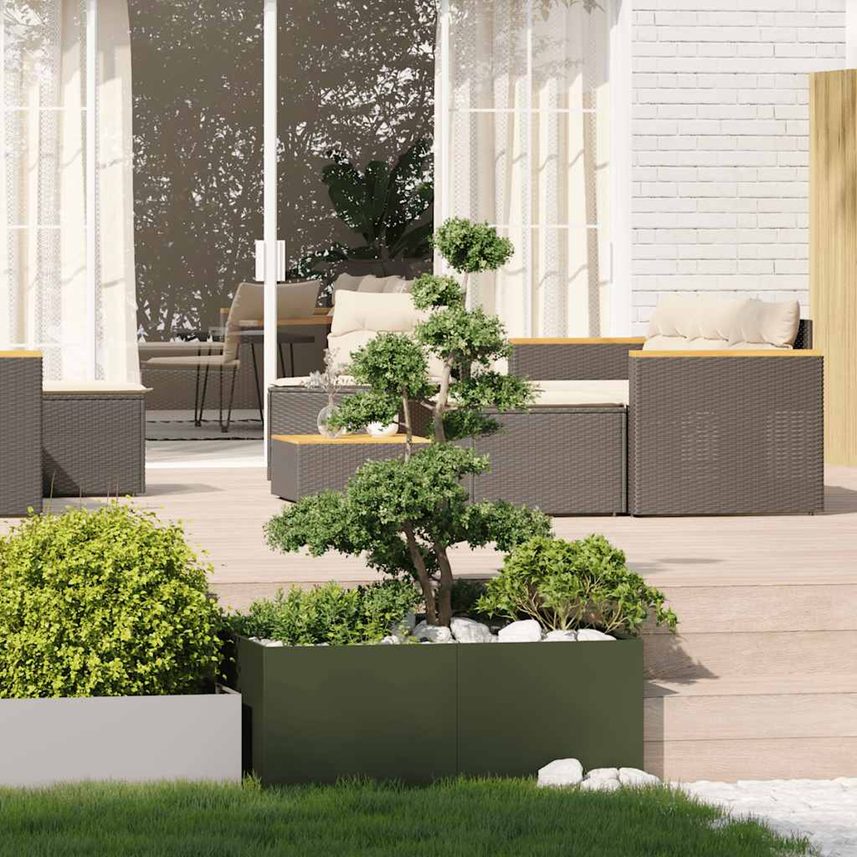 Patio esterno con mobili in rattan grigio scuro, piante in fioriere e tende trasparenti.