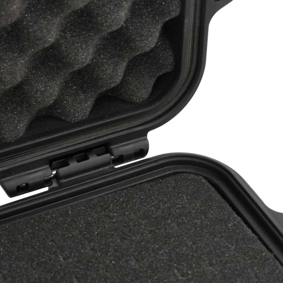 Schwarze Kiste mit Schaumstoffpolsterung, offen, mit Scharnierdetails.