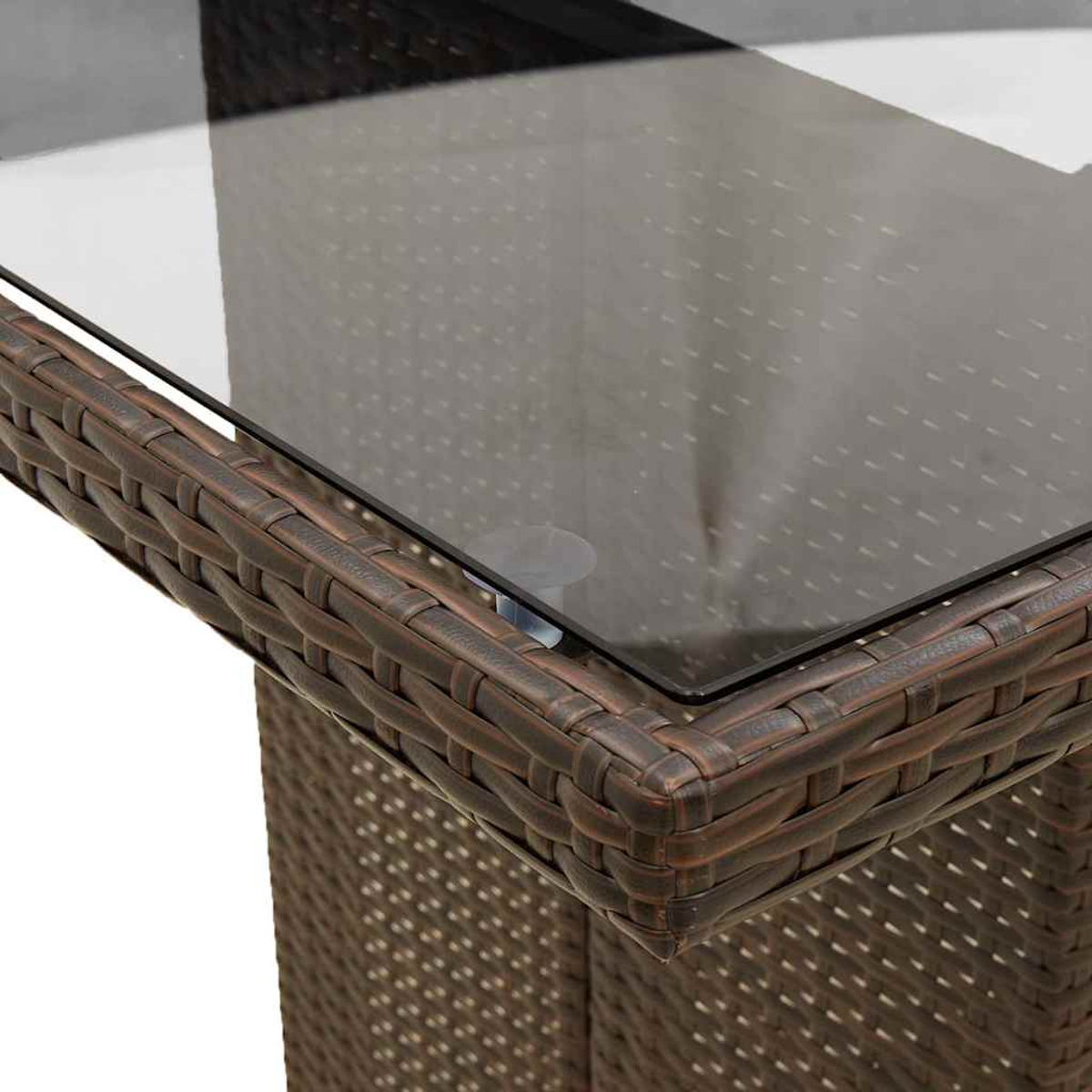 Brauner Rattan-Tisch mit Glasplatte, Nahaufnahme der Ecke.