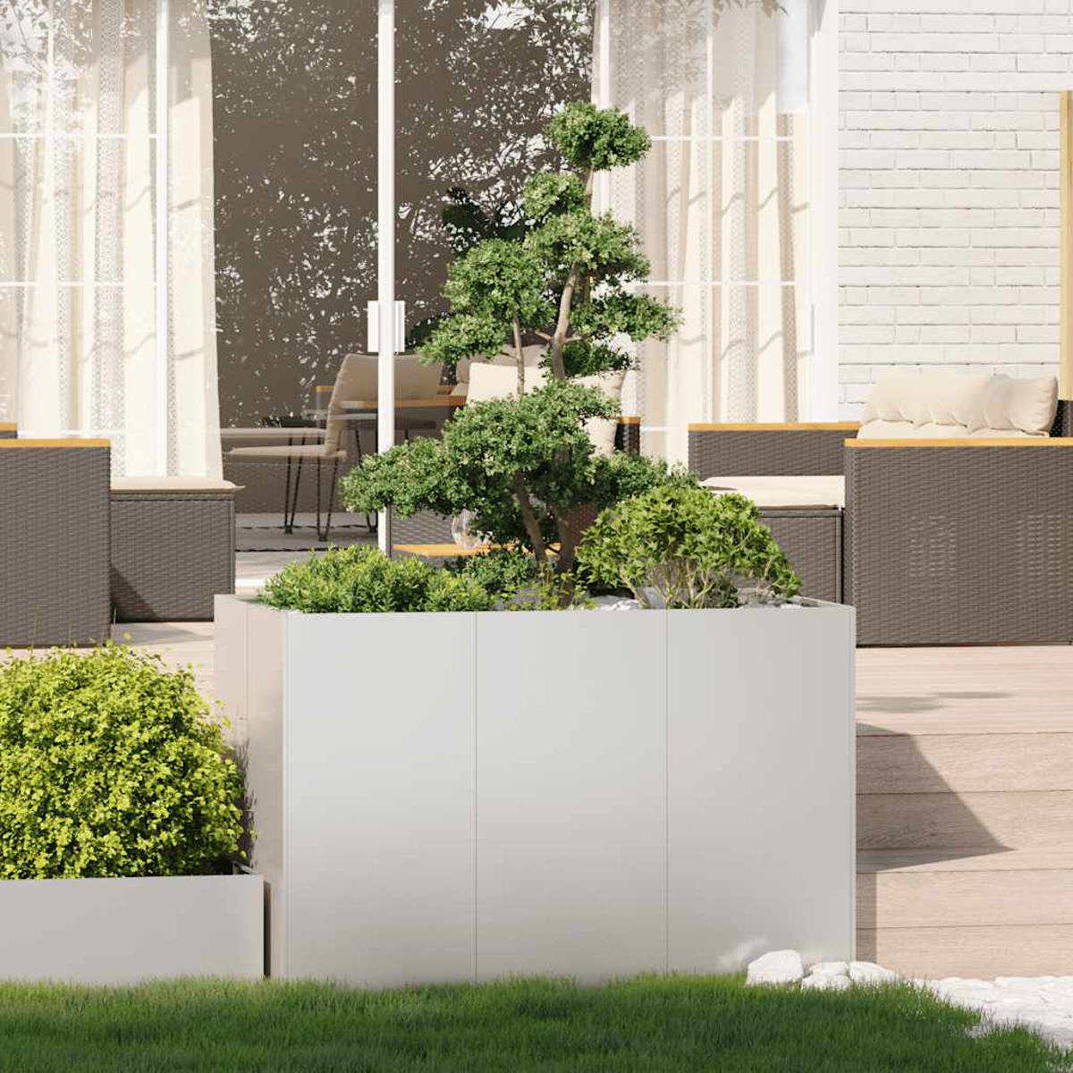 Patio moderno con grandi fioriere, mobili e piante.