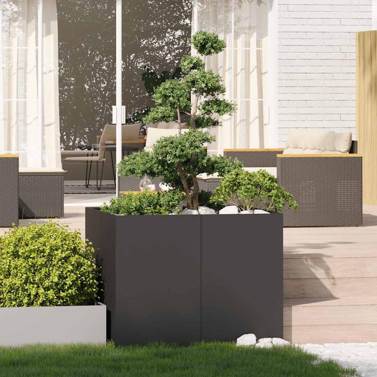 Ein Bonsai-Baum in einem modernen dunklen Pflanzgefäß auf einer Holzterrasse.
