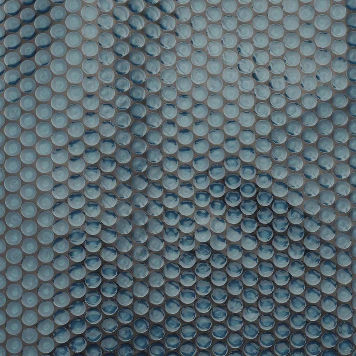 Nahaufnahme eines Mosaiks mit kleinen, runden, blauen Kacheln.