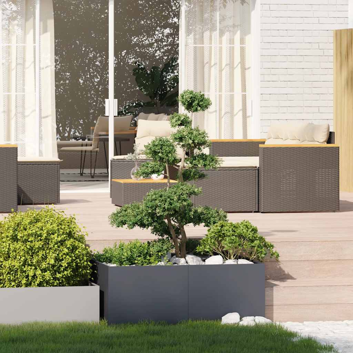 Un patio con mobili da esterno, piante e un albero bonsai.