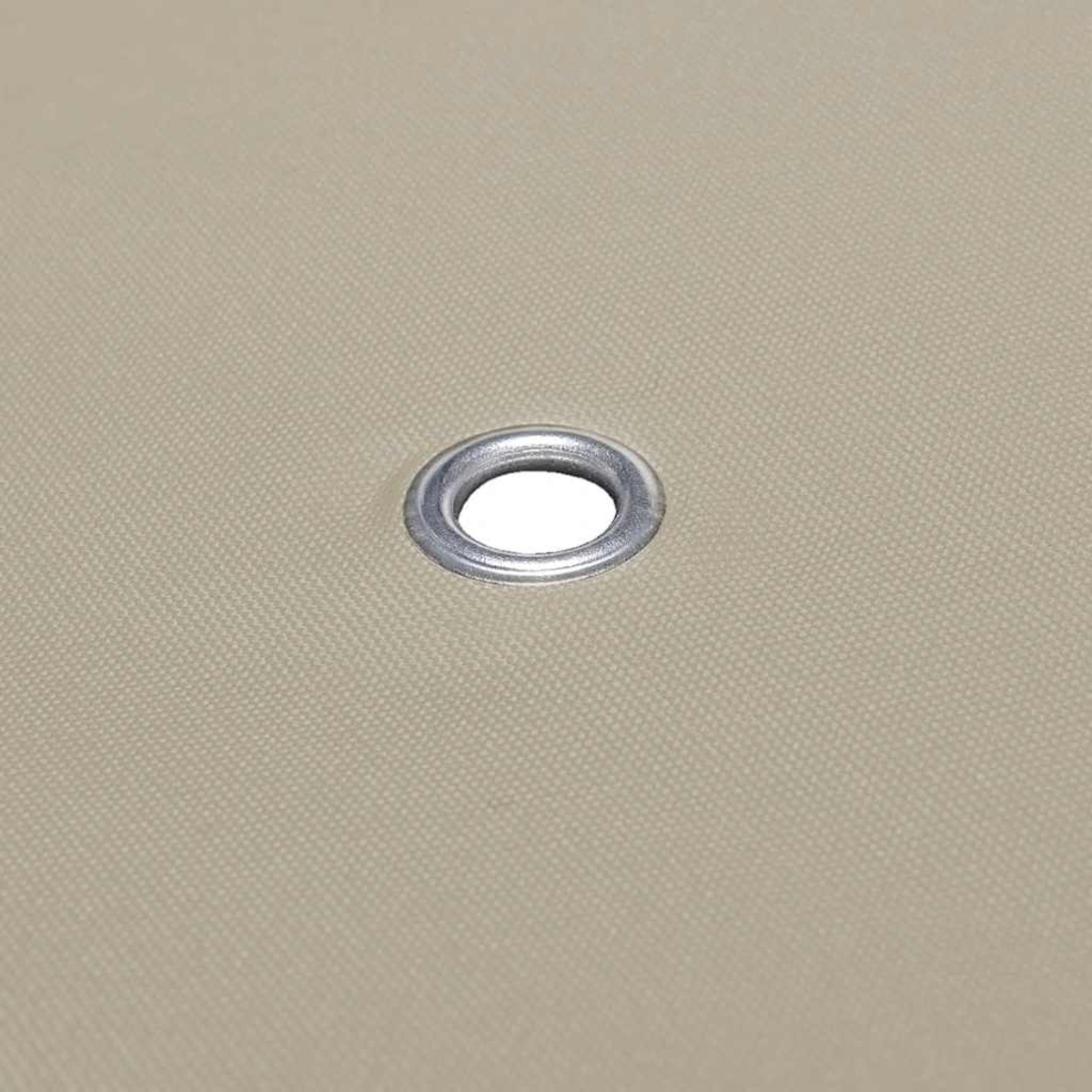Un ojal plateado sobre tela beige. Vista de cerca.