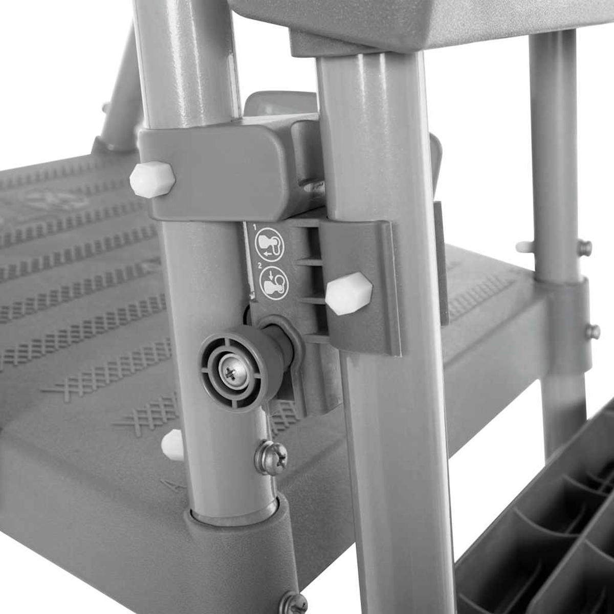 Graue Trittleiter mit Verriegelungsmechanismus und Bedienungsanleitung.