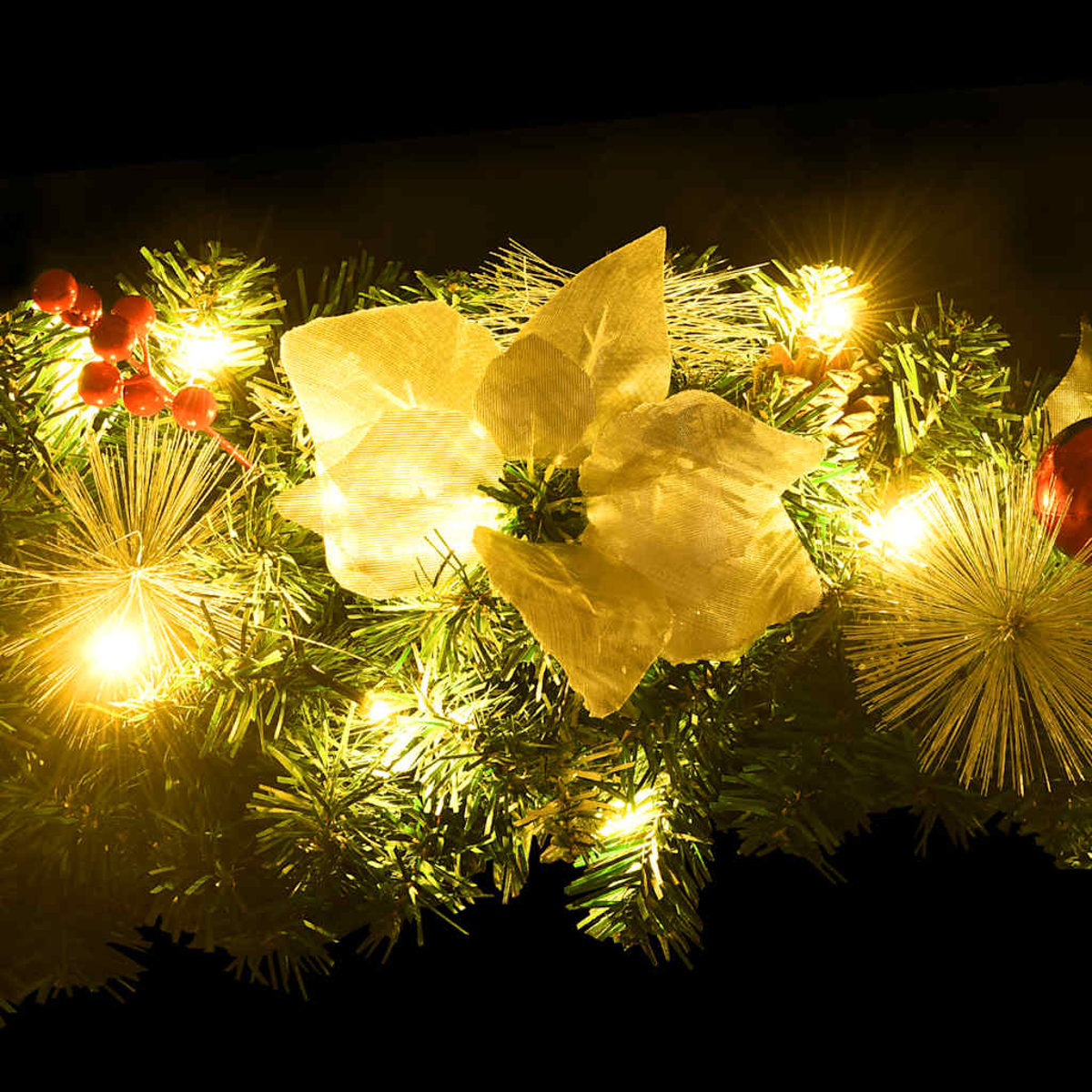 Weihnachtsgirlande mit Lichtern, Beeren, Zapfen und weißen Poinsettien.