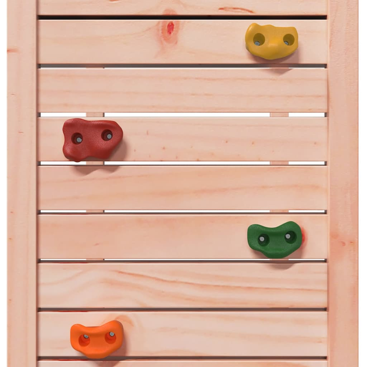 Holzwand mit vier farbigen Klettergriffen: gelb, rot, grün und orange.