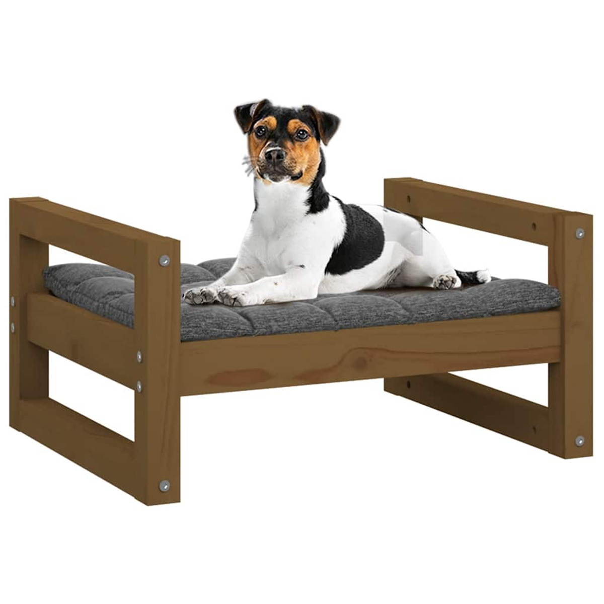 Ein Hund liegt auf einem Holzbett mit grauer Auflage.
