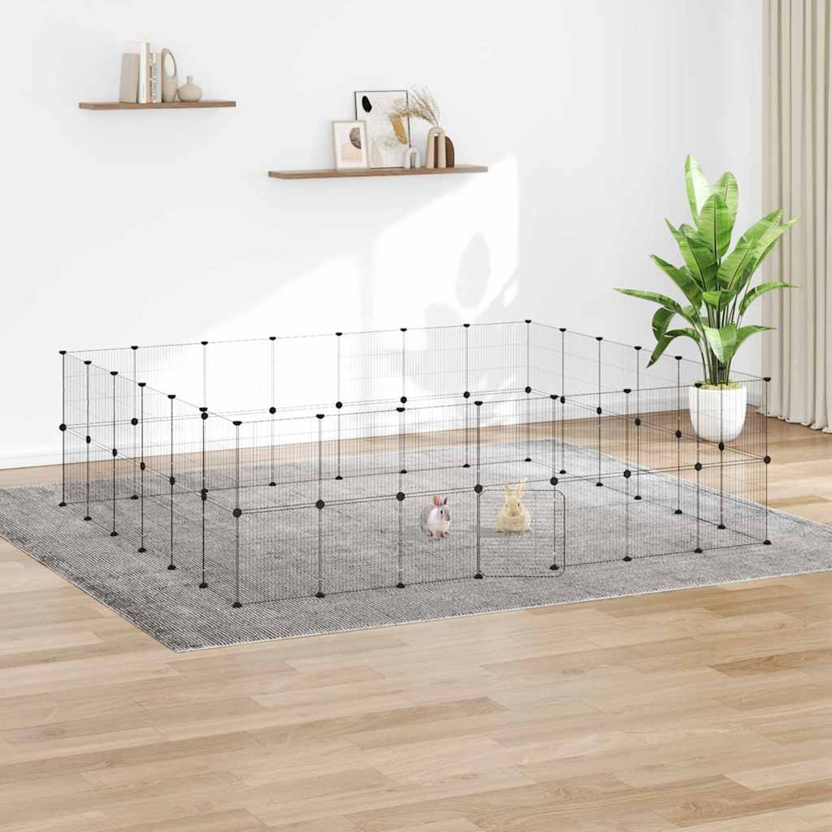 Ein Freigehege aus schwarzem Draht mit zwei Kaninchen auf einem Teppich.