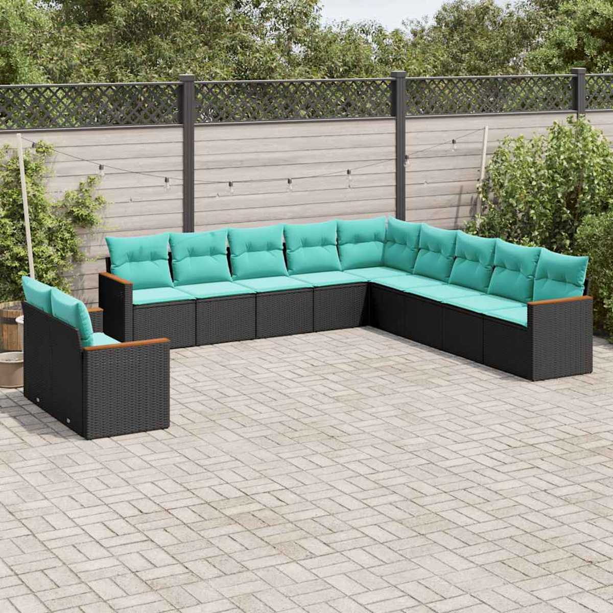 Sofá seccional de exterior con cojines turquesa en un patio pavimentado.