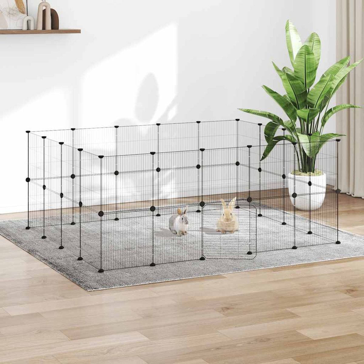 Zwei Kaninchen in einem Drahtgehege auf einem Teppich. Eine große Pflanze steht neben dem Gehege.