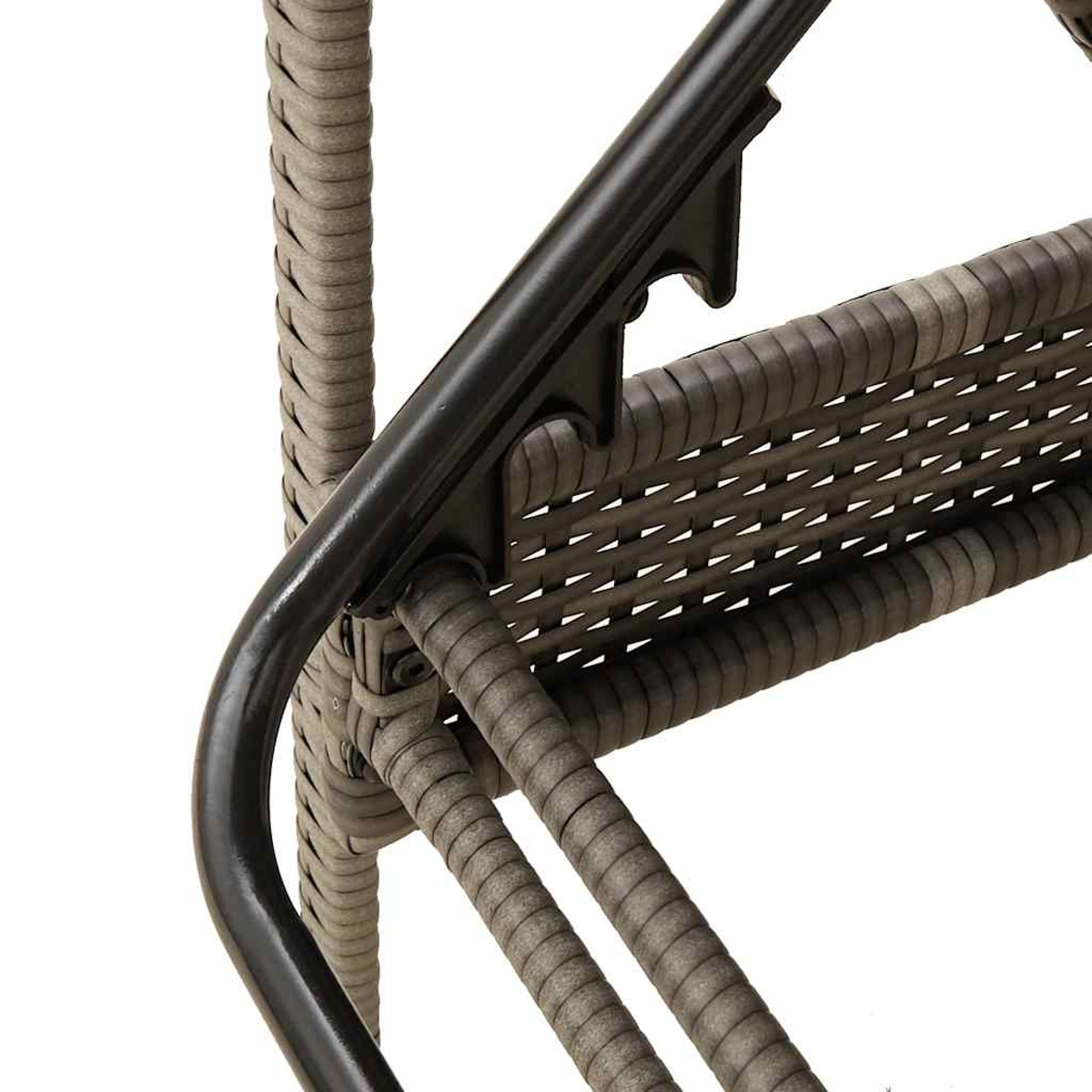 Nahaufnahme einer braunen Rattan-Stuhlkonstruktion mit schwarzen Metallrahmen.