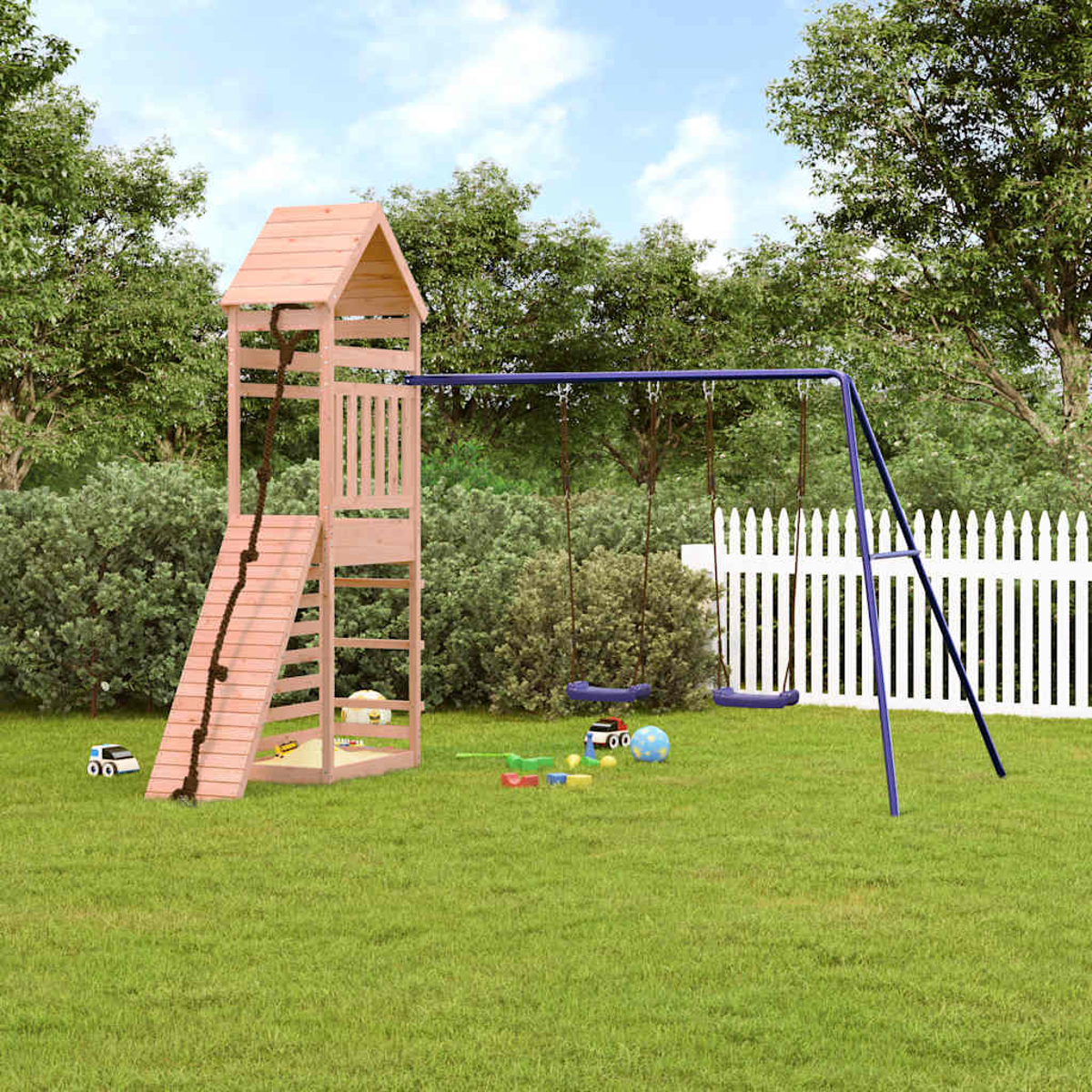 Ein hölzerner Spielturm mit Rutsche und Schaukel im Garten.