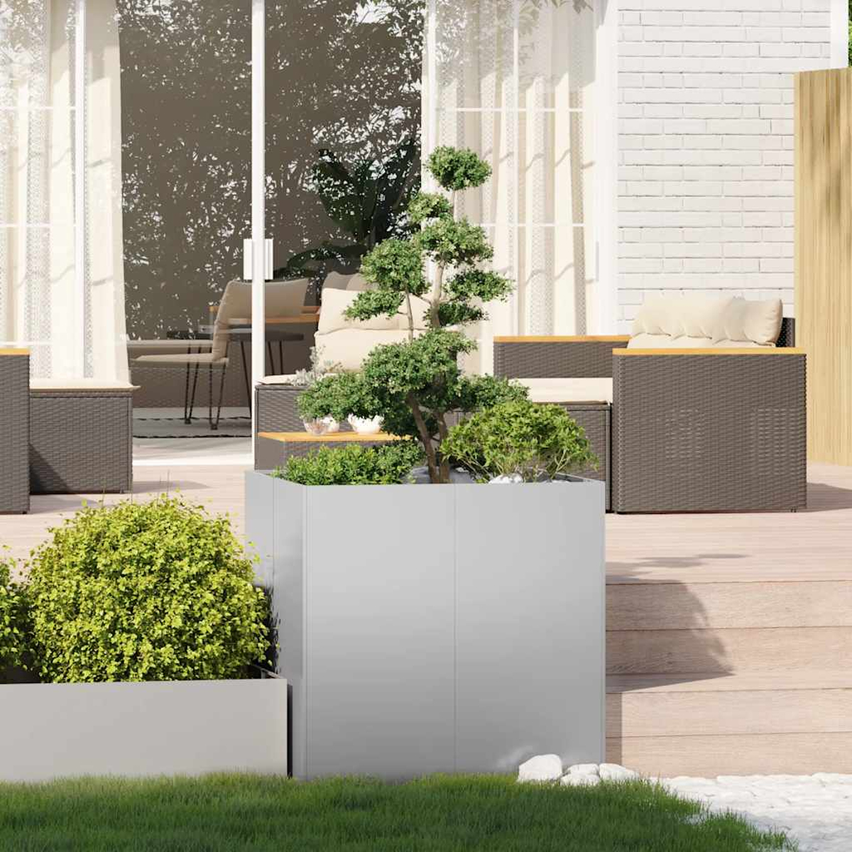 Giardino moderno con fioriere, mobili e alberi grigi.