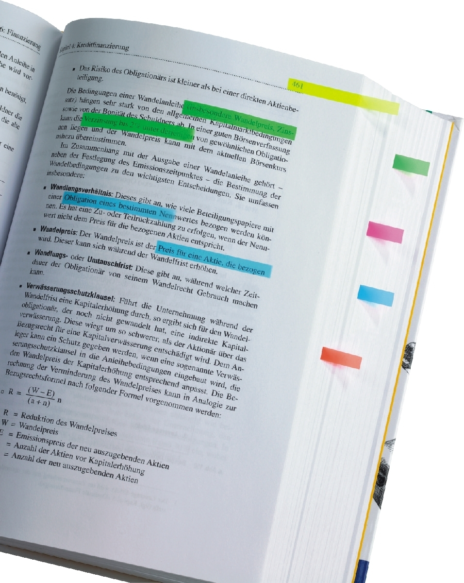Ein aufgeschlagenes Buch mit markierten Textstellen und farbigen Haftnotizen.