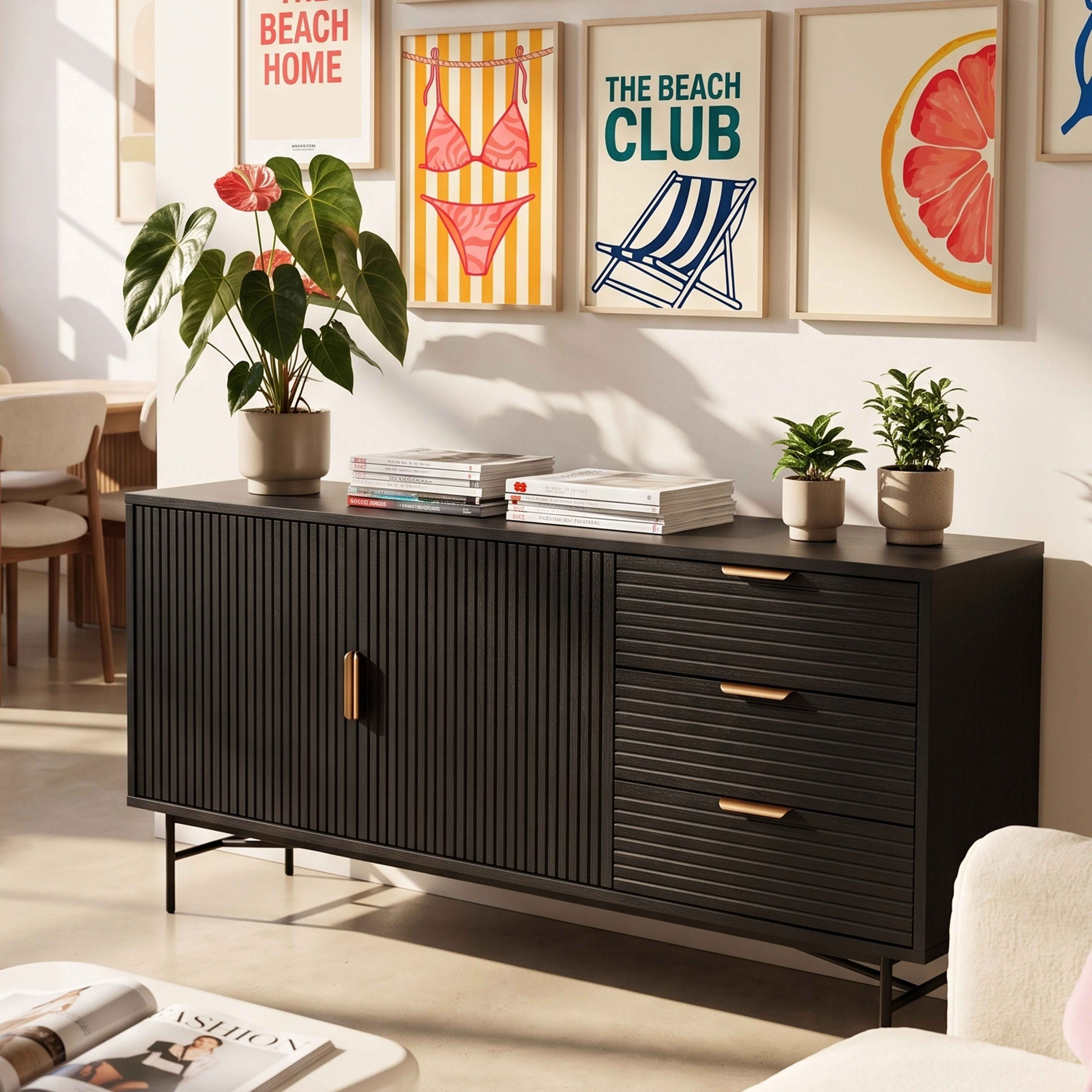 Ein schwarzes Sideboard mit Pflanzen, Büchern und Wandkunst.