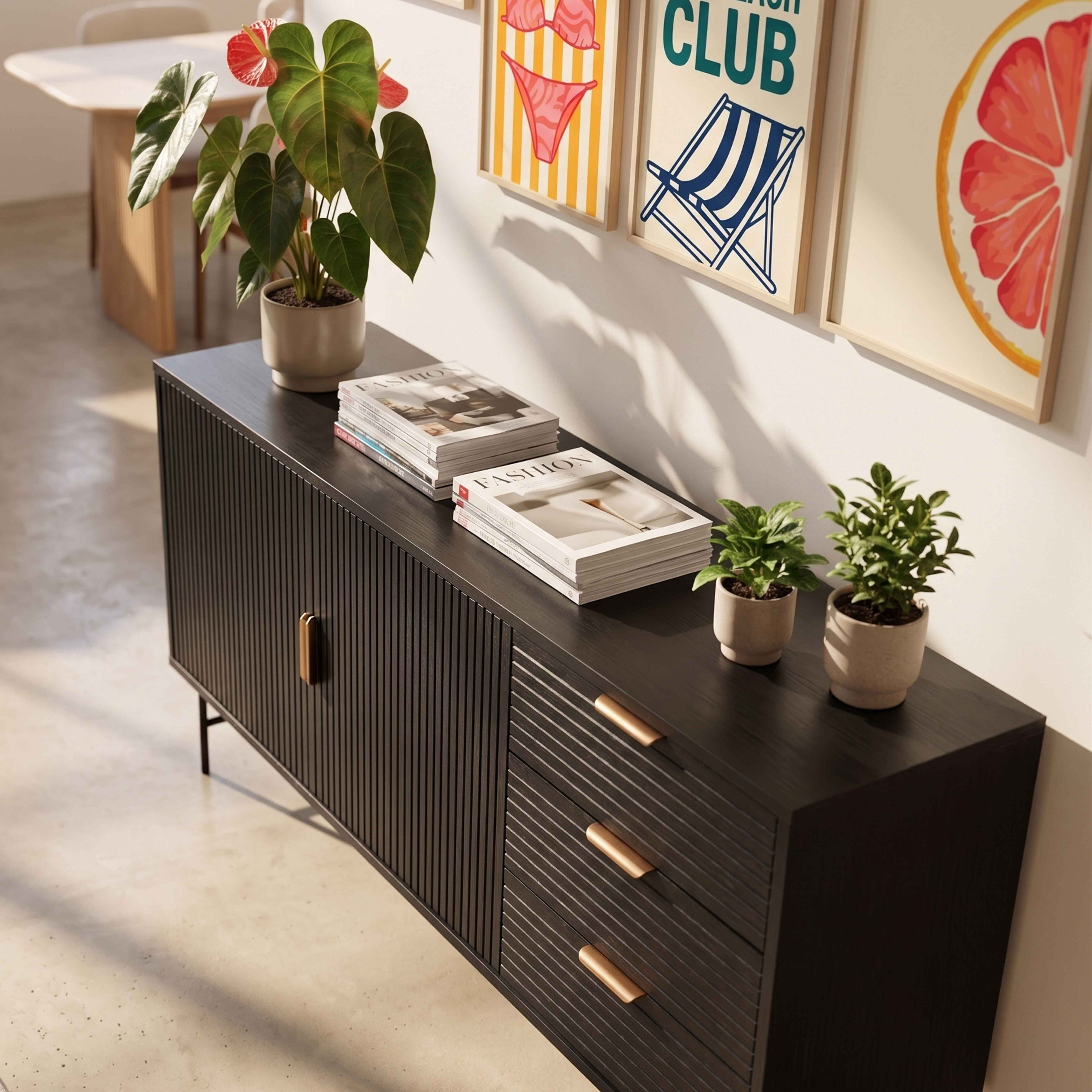 Ein dunkler Schrank mit Zeitschriften und Pflanzen. Kunst an der Wand.