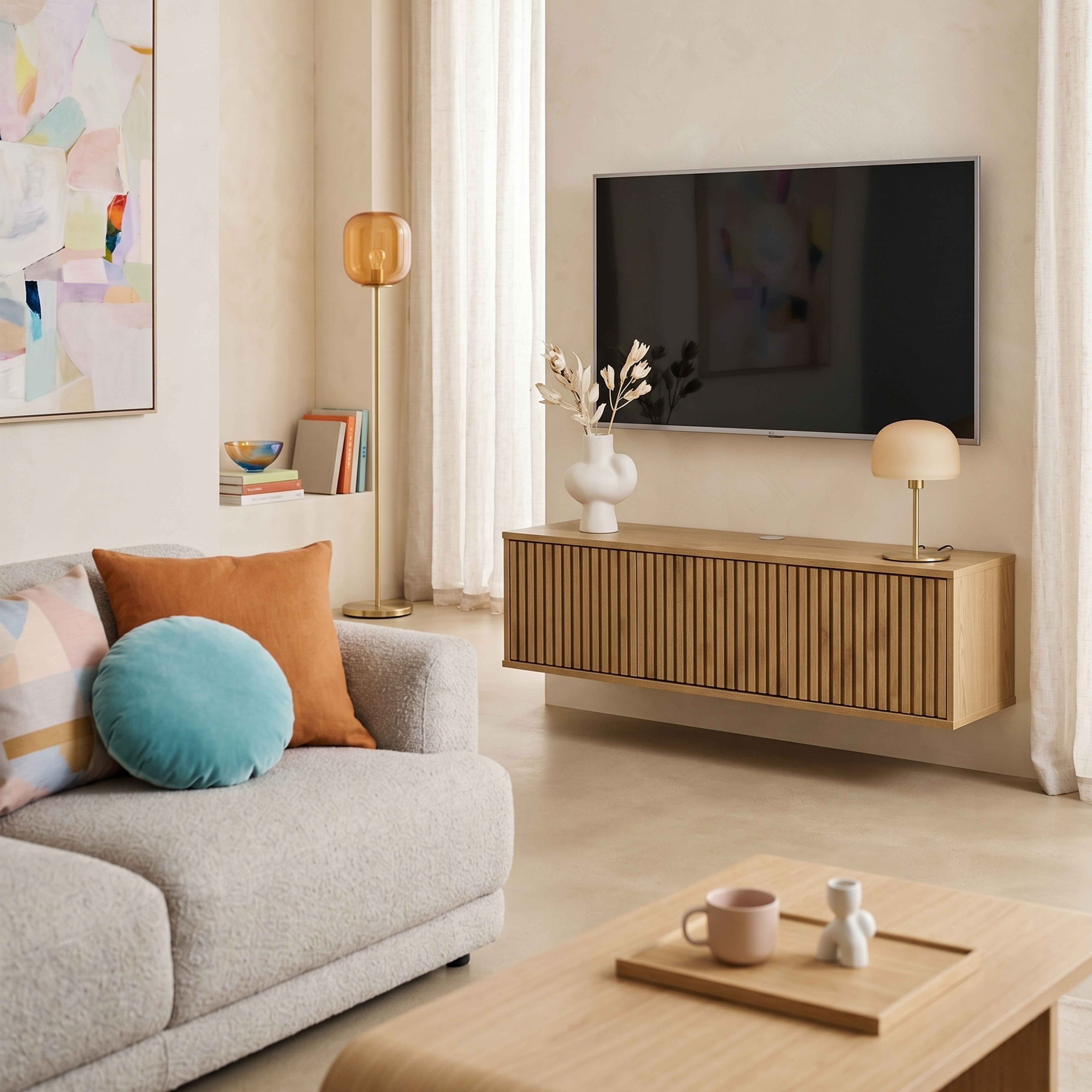 Modernes Wohnzimmer mit Sofa, Couchtisch, Fernseher und Wandregal.
