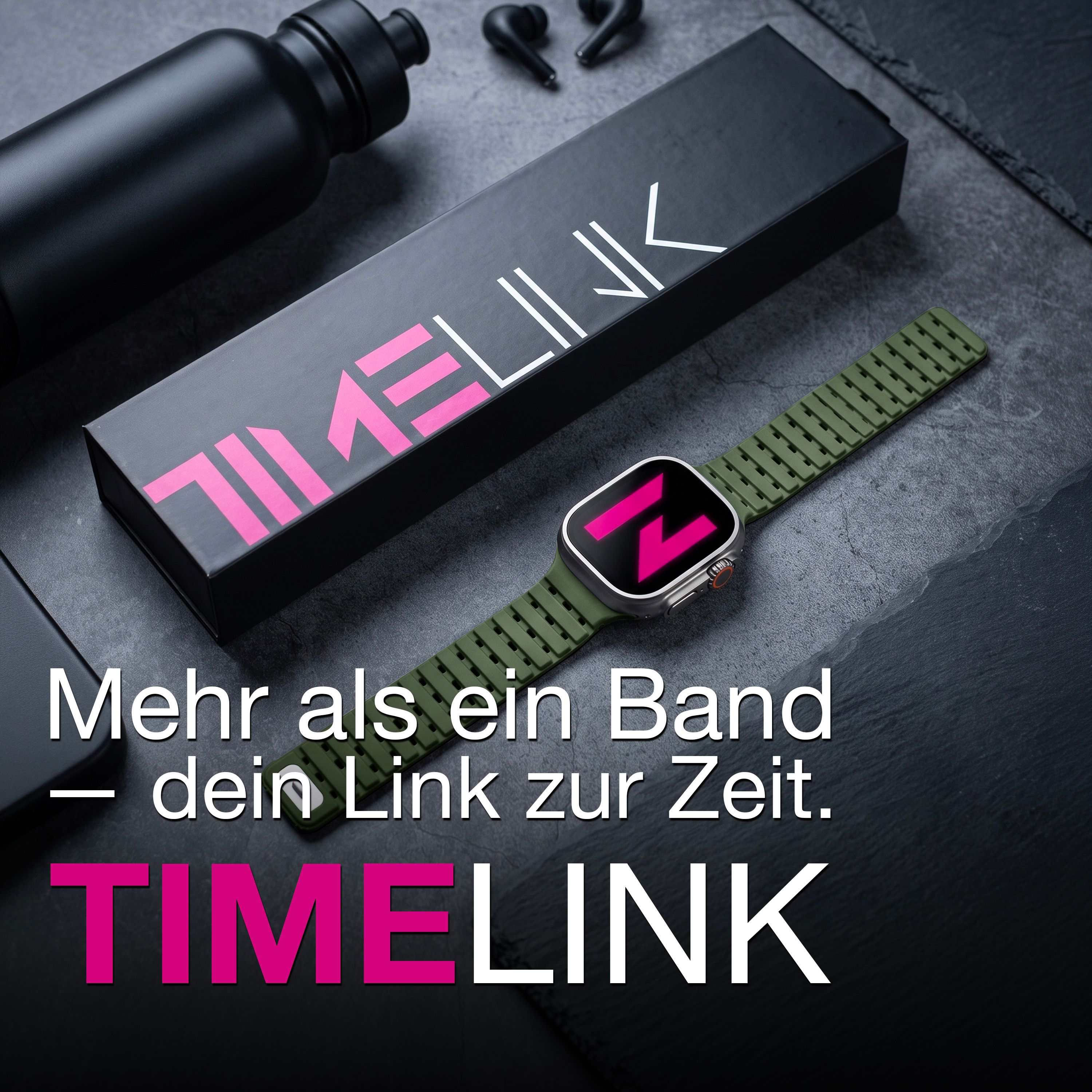 Smartwatch verde con logo rosa su confezione nera accanto a bottiglia nera.