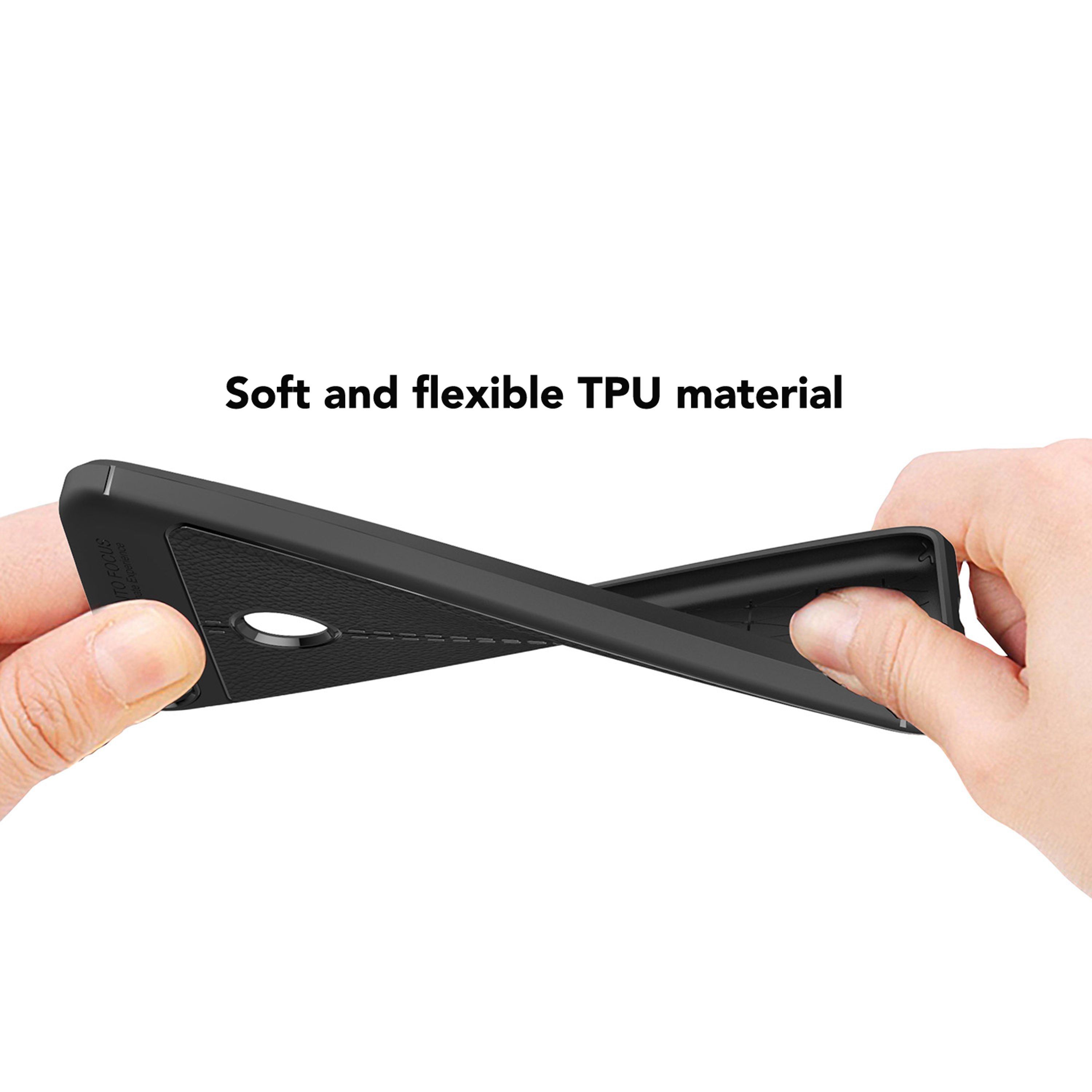 Hände biegen eine schwarze flexible Handyhülle aus TPU-Material.