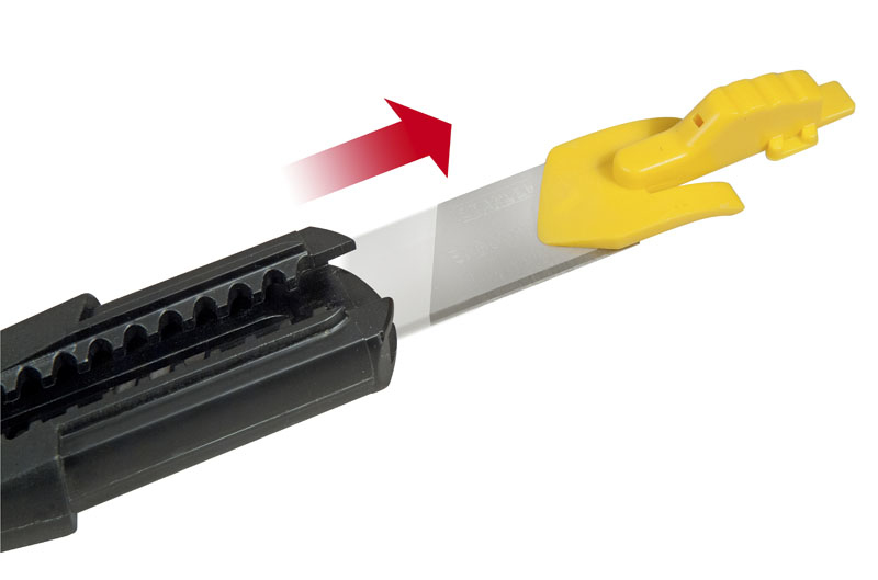 Ein scharfer Cutter mit ausgefahrener silberner Klinge und gelbem Schutz. Roter Pfeil zeigt nach rechts.