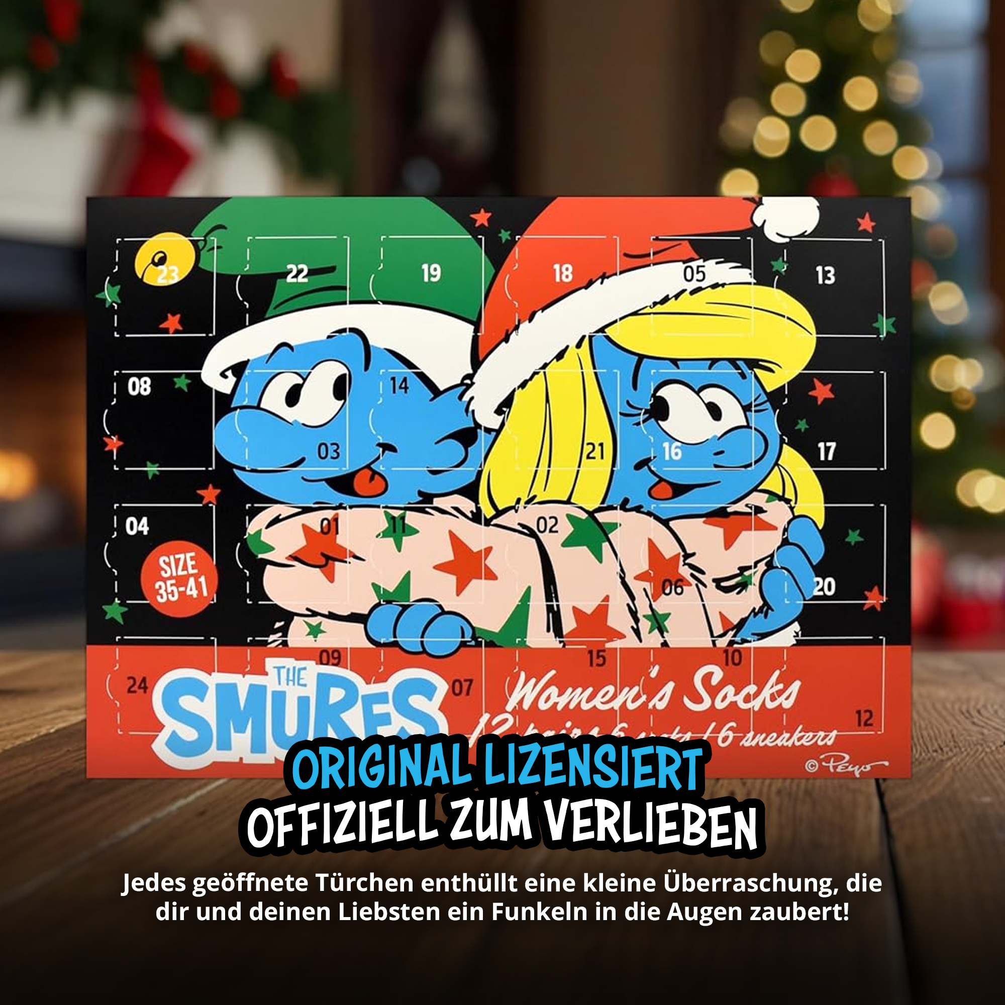 Ein Adventskalender mit den Schlümpfen, im Hintergrund Weihnachtsdeko.