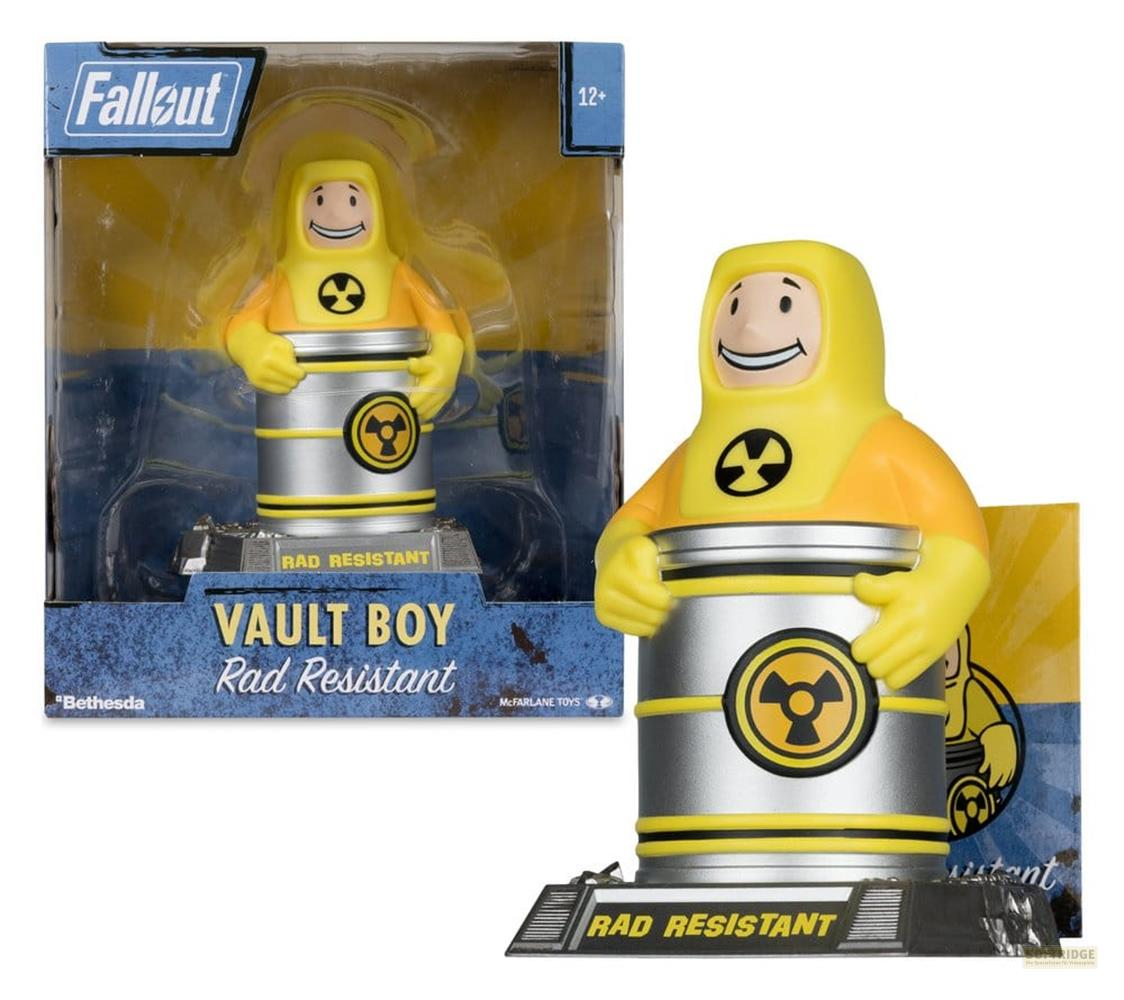 Vault Boy in gelber Schutzanzug hält eine silberne Tonne mit radioaktivem Symbol.