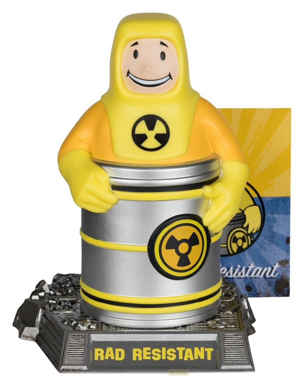 Figur in gelber Schutzmontur mit Atommüll-Symbol auf silberner Tonne.