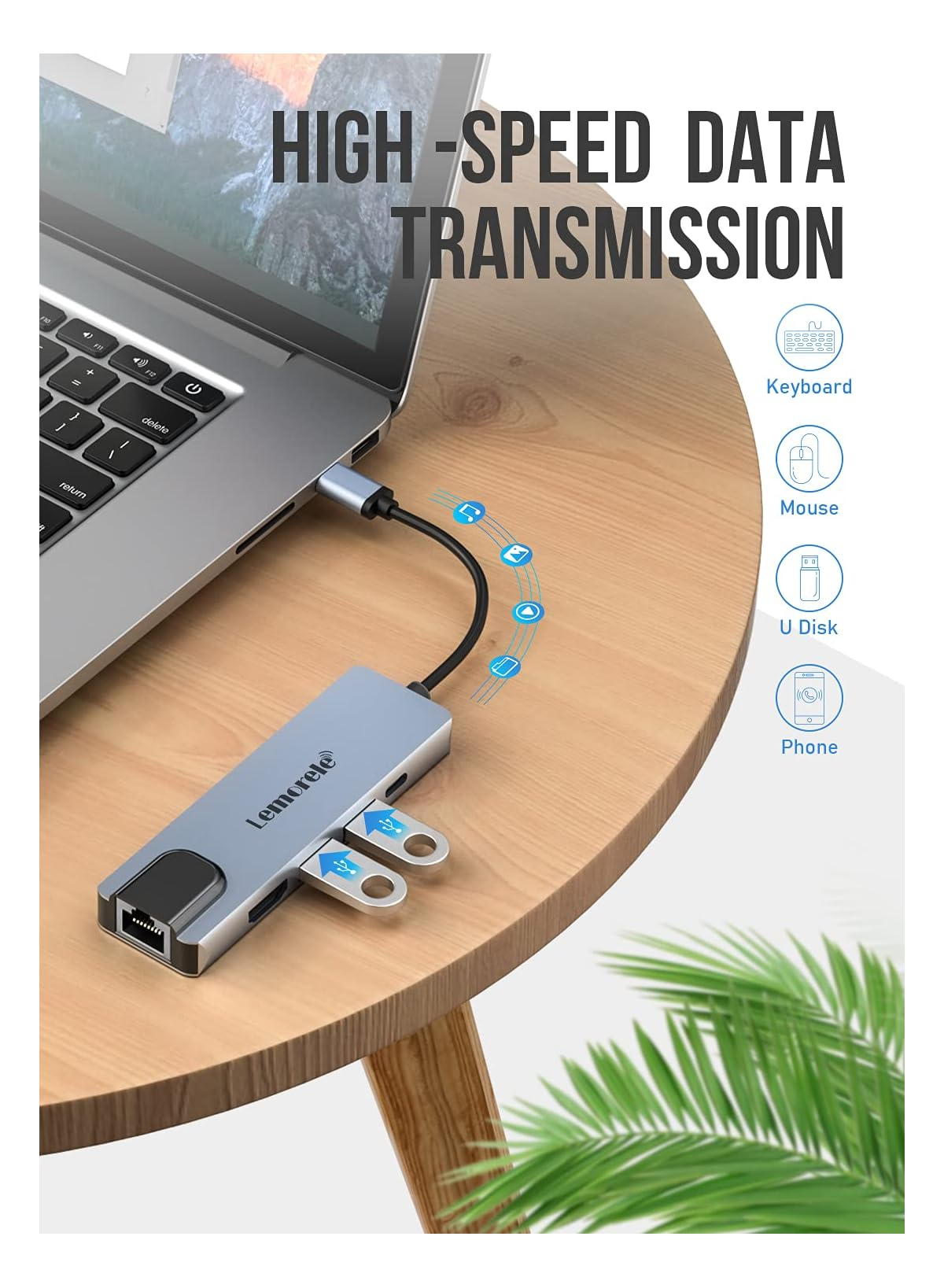 Ein Laptop ist über einen grauen USB-C-Hub mit zwei USB-Sticks verbunden.