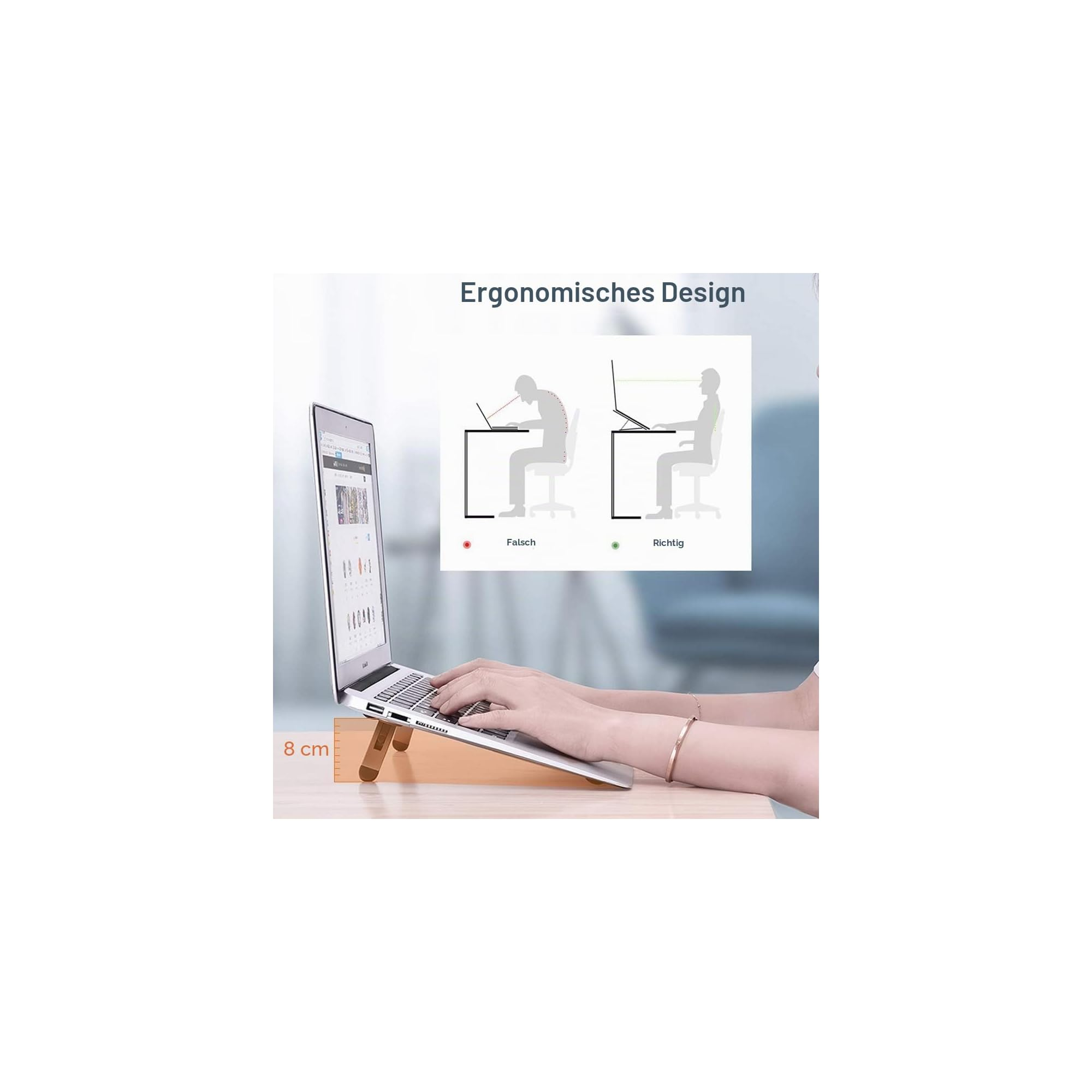 Ein Laptop steht auf einem Ständer, um eine ergonomische Haltung zu fördern.