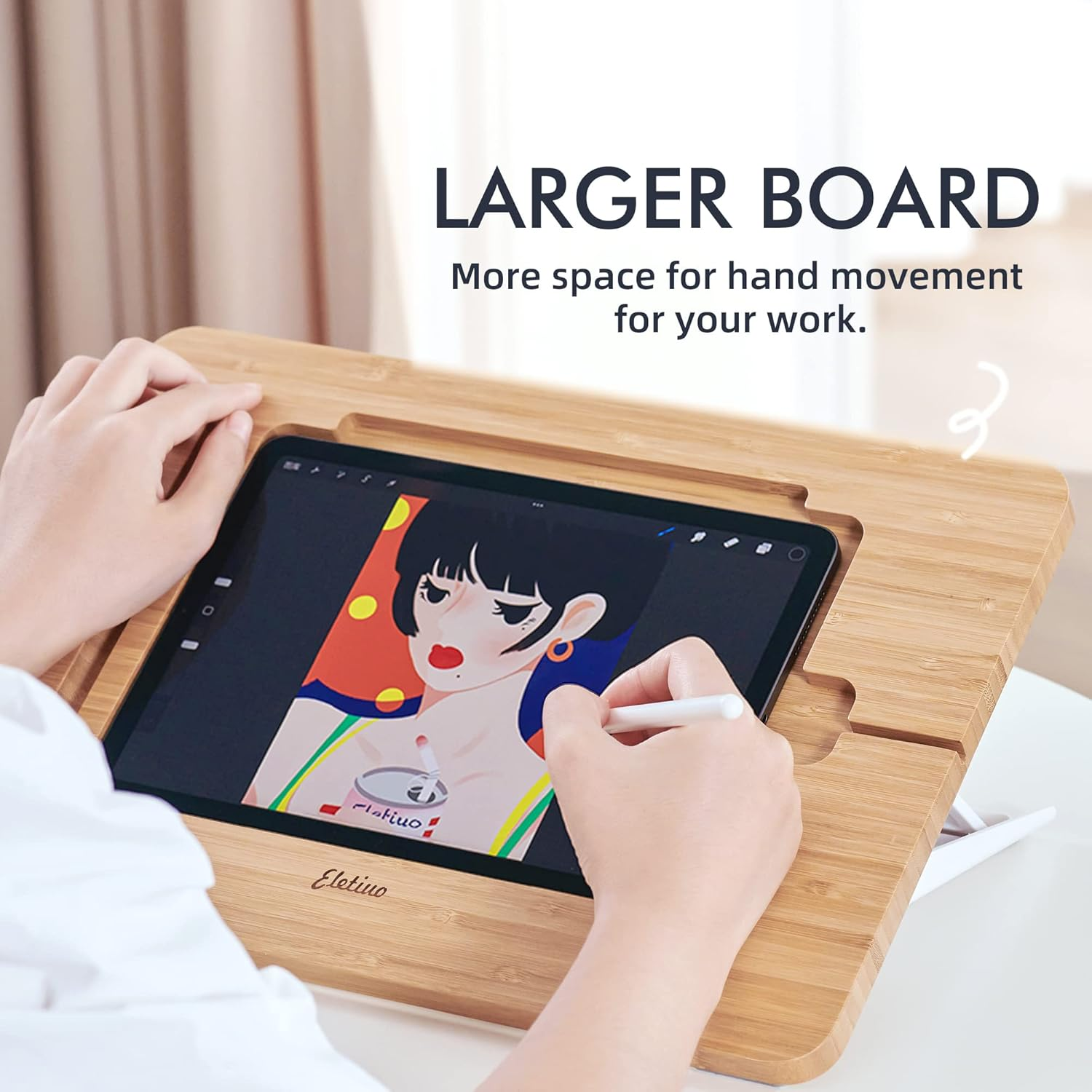 Ein Tablet mit einem digitalen Kunstwerk wird auf einem Holzständer gehalten. Hände bedienen es mit einem Stift.