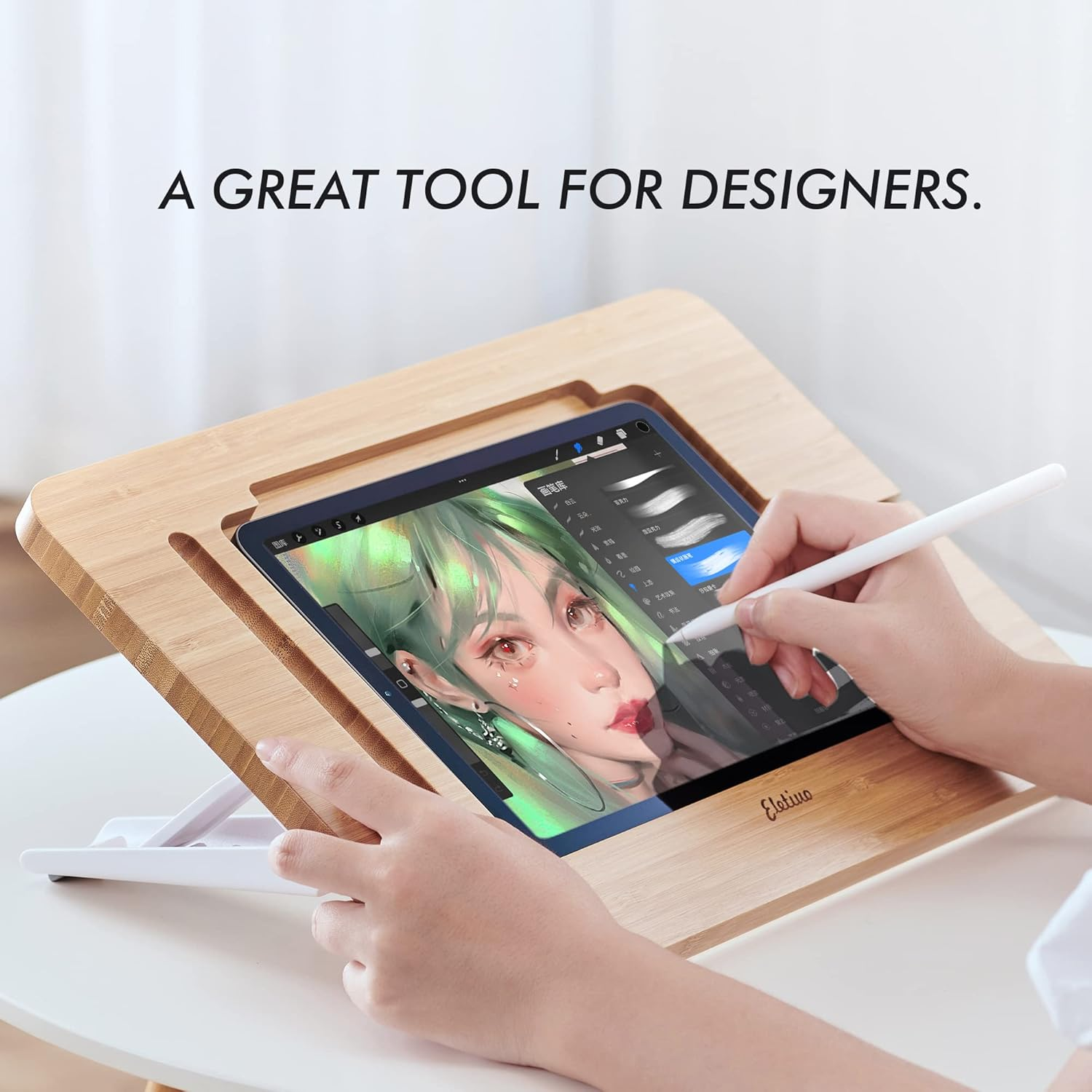 Eine Person zeichnet ein Anime-Mädchen auf einem Tablet, das auf einem Holzständer steht.