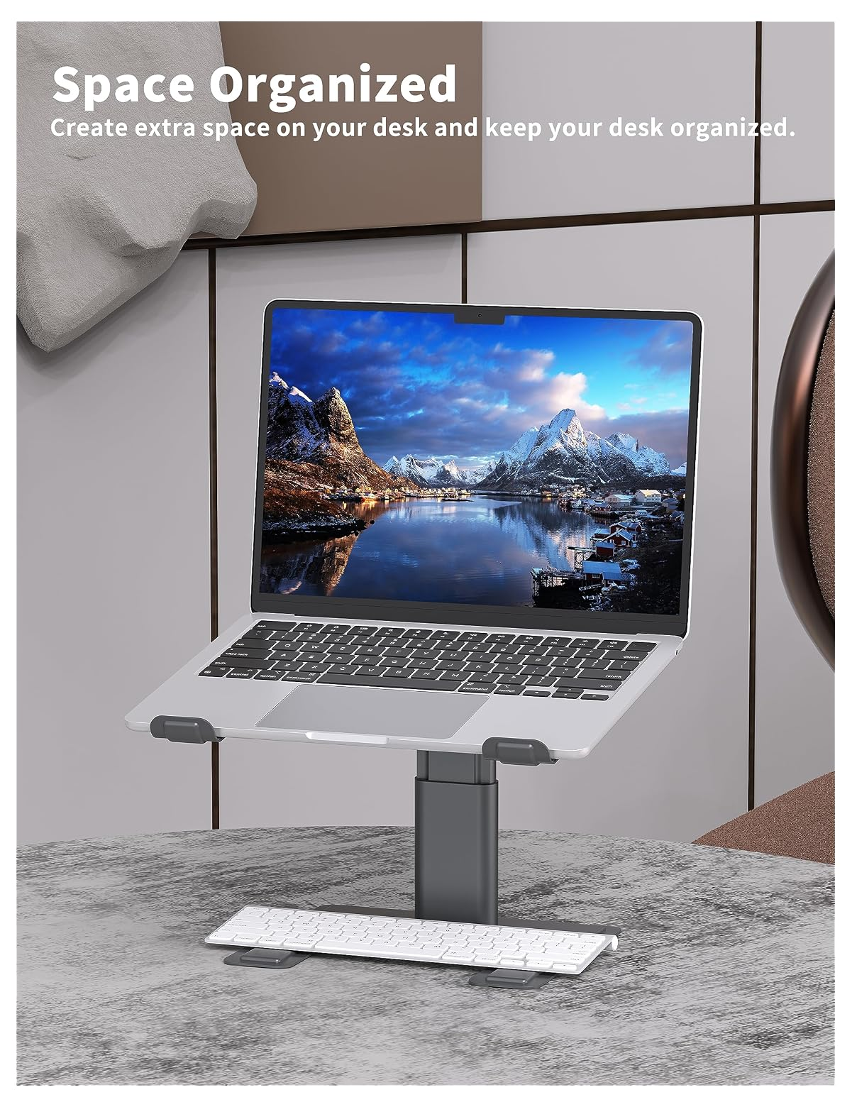 Ein Laptopständer mit Tastatur auf einem Schreibtisch.