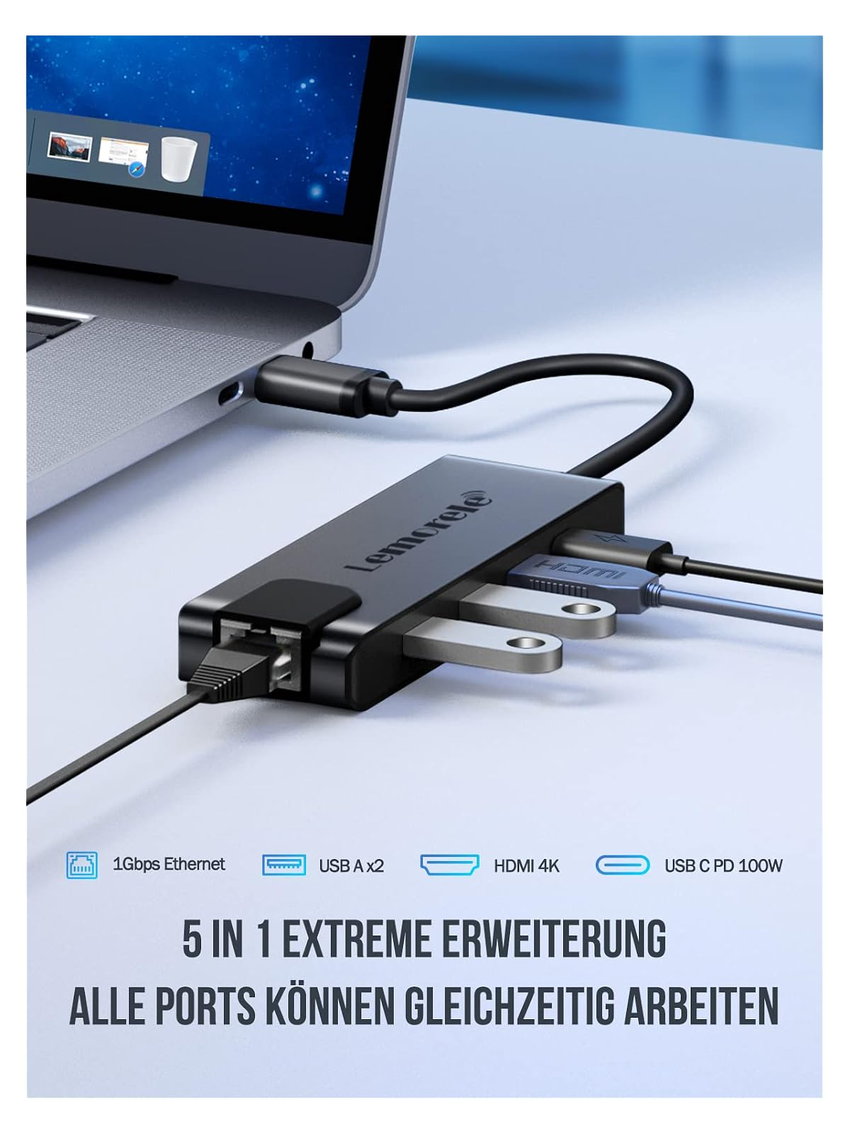 Ein schwarzer USB-C-Hub ist an einen Laptop angeschlossen, mit HDMI, USB-A und Ethernet.
