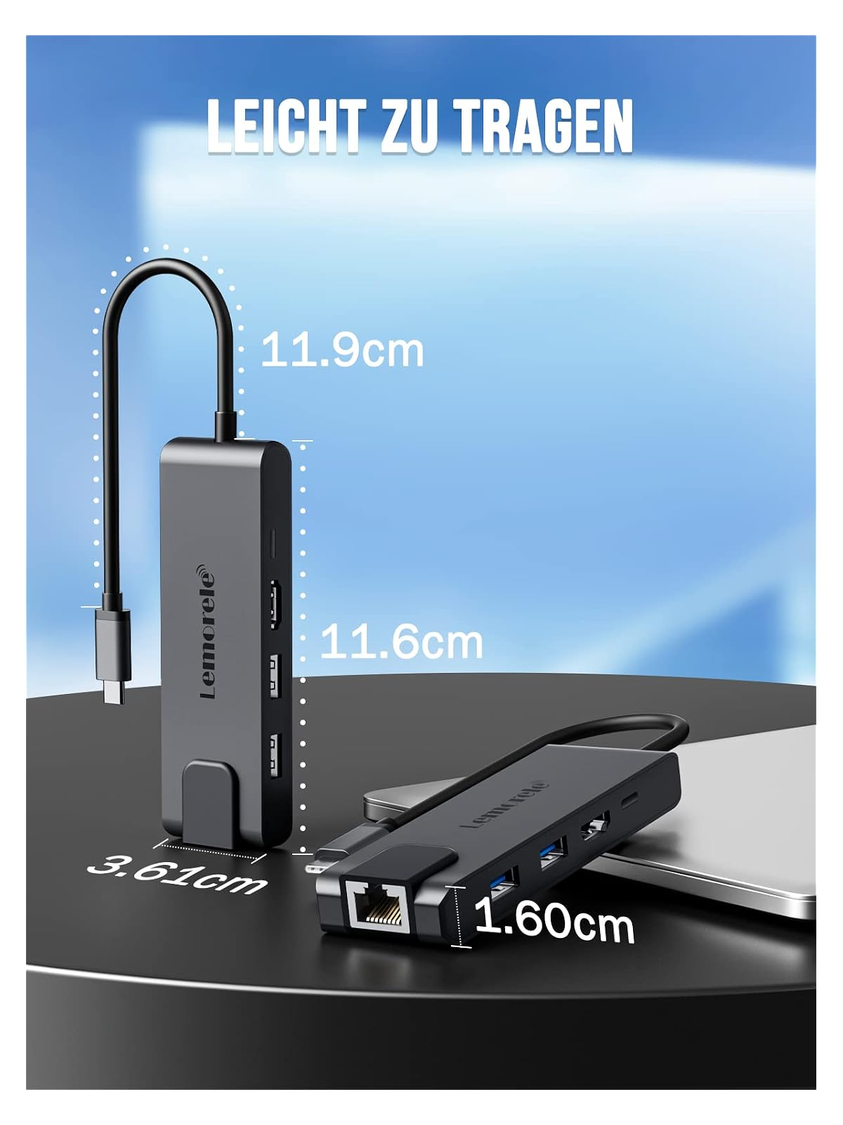 Ein USB-C-Hub mit Kabel und einem weiteren Hub, Maße sind angegeben.