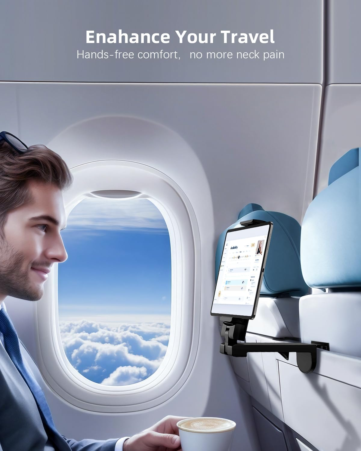 Mann im Flugzeug hält Kaffee, Tablet am Sitz befestigt. Wolken draußen.