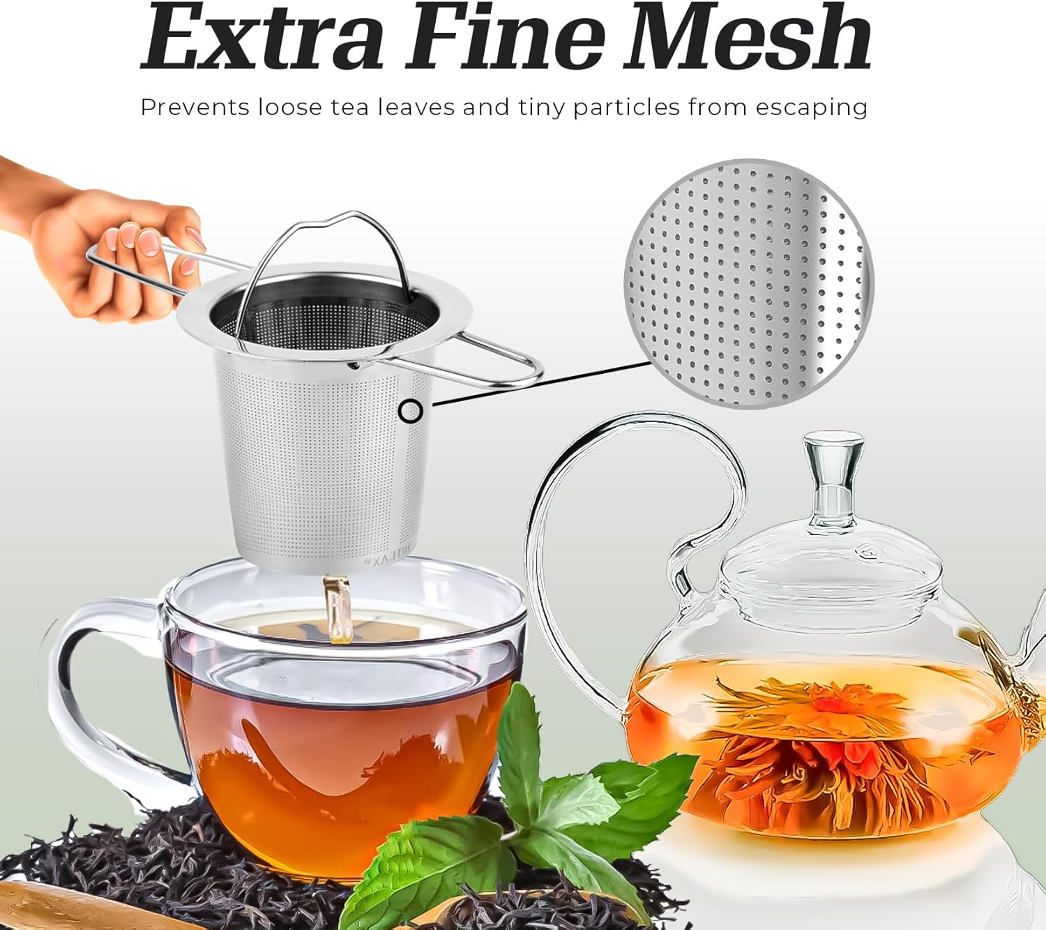 Eine Hand hält einen feinen Teefilter über einer Teetasse. Daneben eine Teekanne.