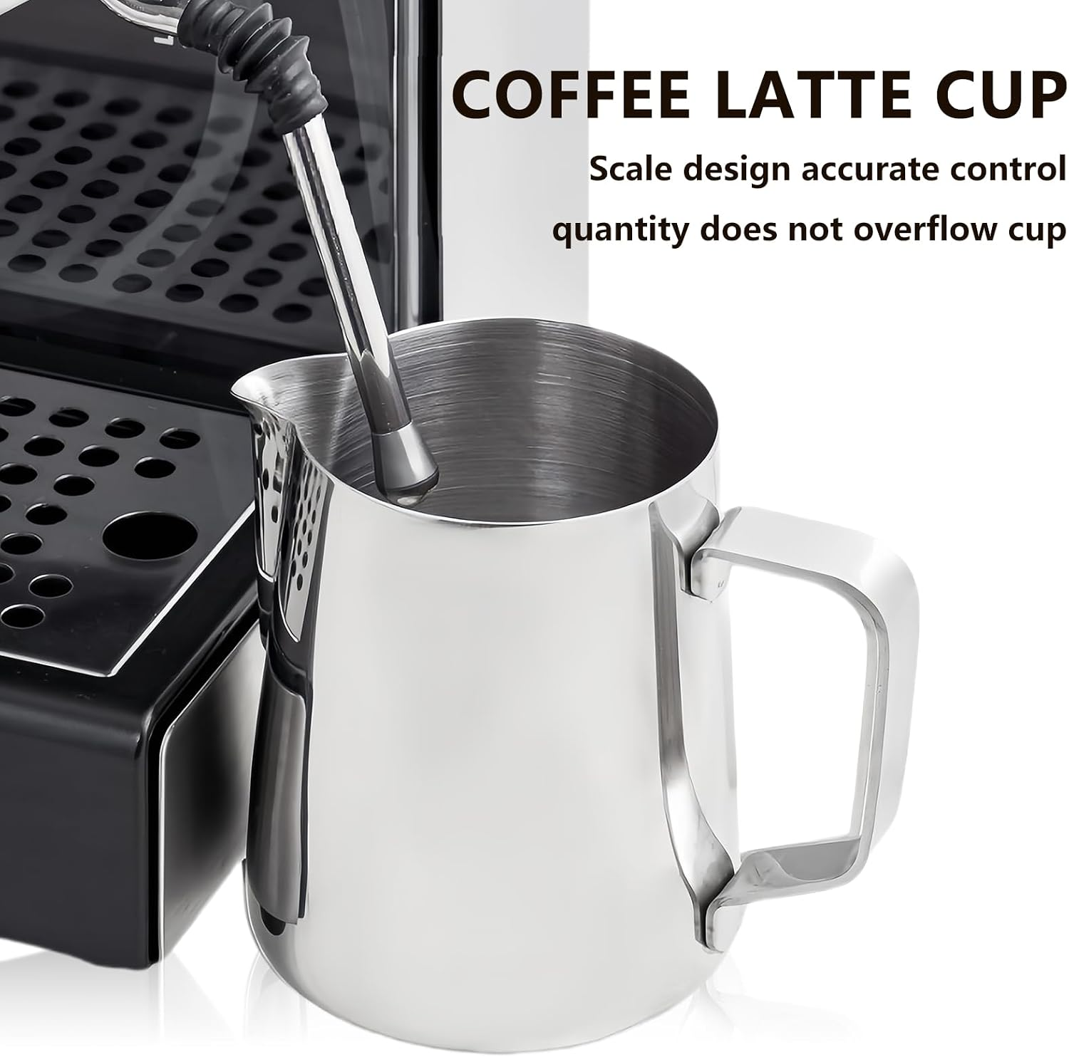 Edelstahl-Aufgießkrug neben der Dampfdüse einer Kaffeemaschine.