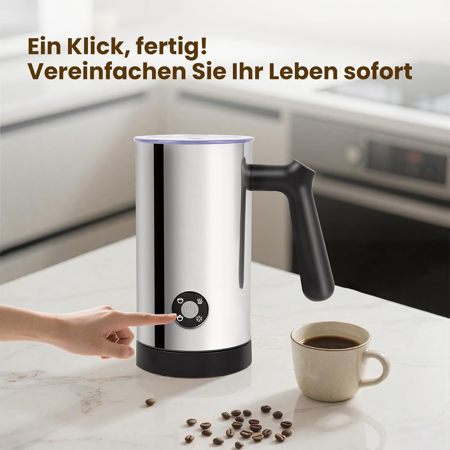 Eine Hand drückt einen Knopf an einem Milchaufschäumer neben einer Kaffeetasse.