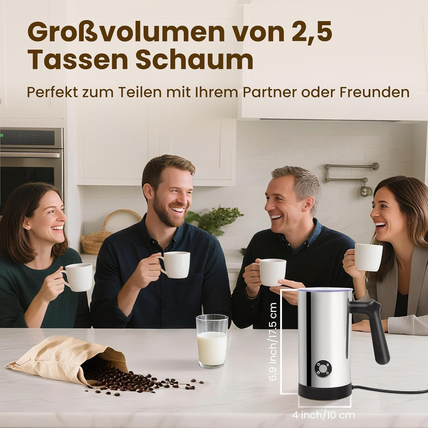 Vier lachende Personen trinken Kaffee. Eine Milchaufschäummaschine steht vorn.