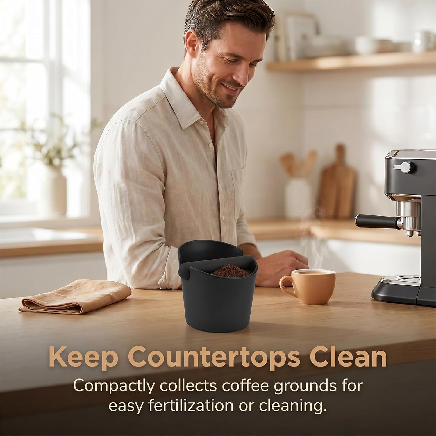 Mann bei Espressomaschine mit Kaffeesatzbehälter und Tasse. Küche im Hintergrund.