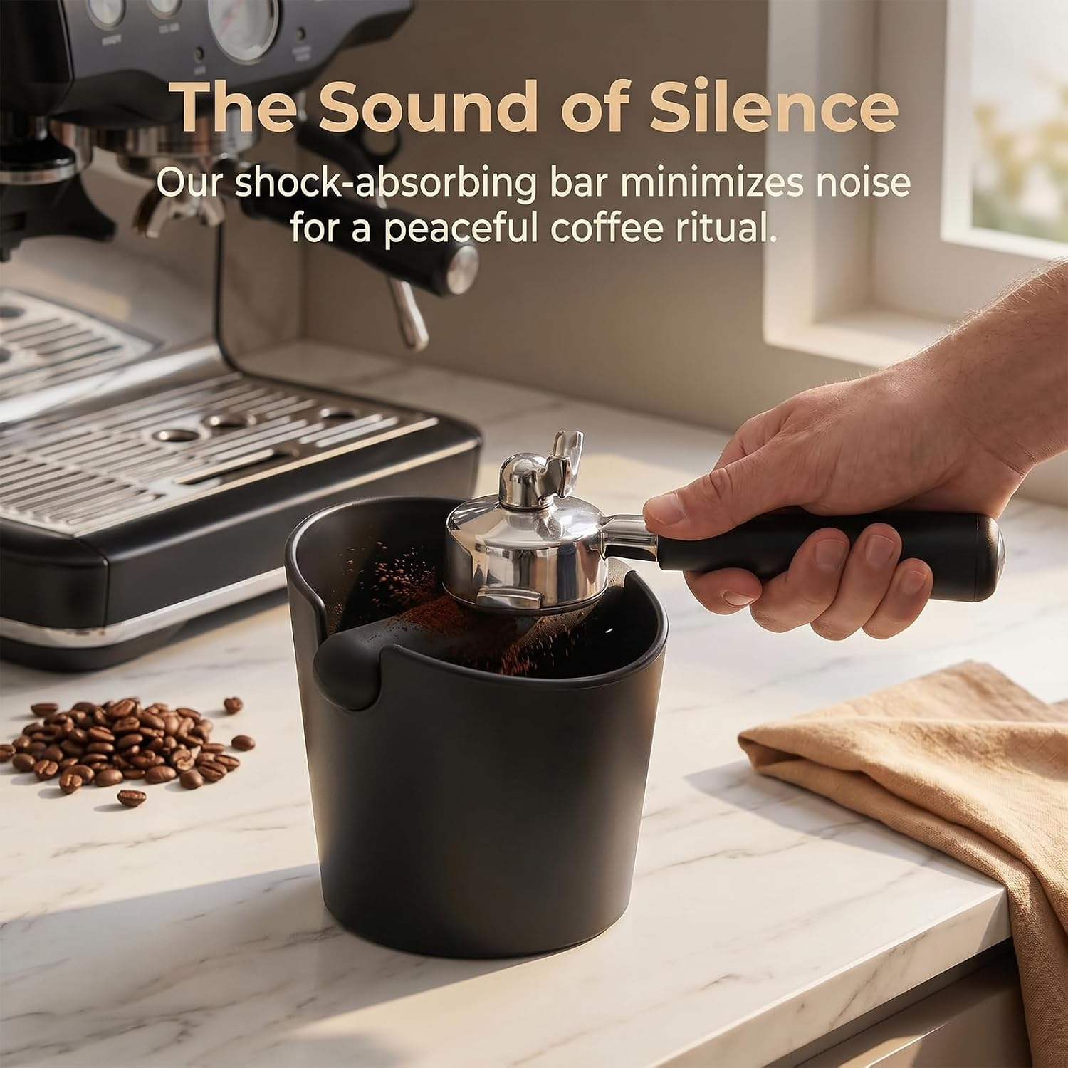 Kaffeemaschine mit Siebträger über schwarzem Knock-Box-Behälter.
