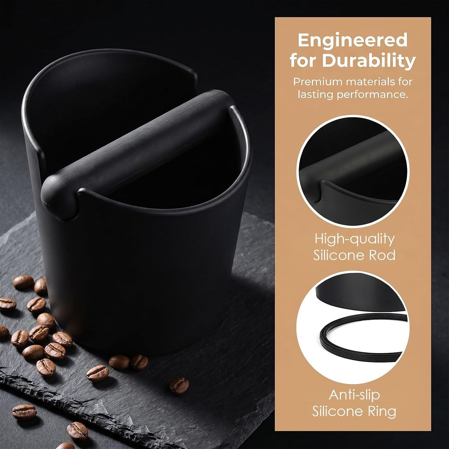 Schwarze Kaffee-Knockbox mit Silikonstange und Kaffeebohnen auf Schiefer.