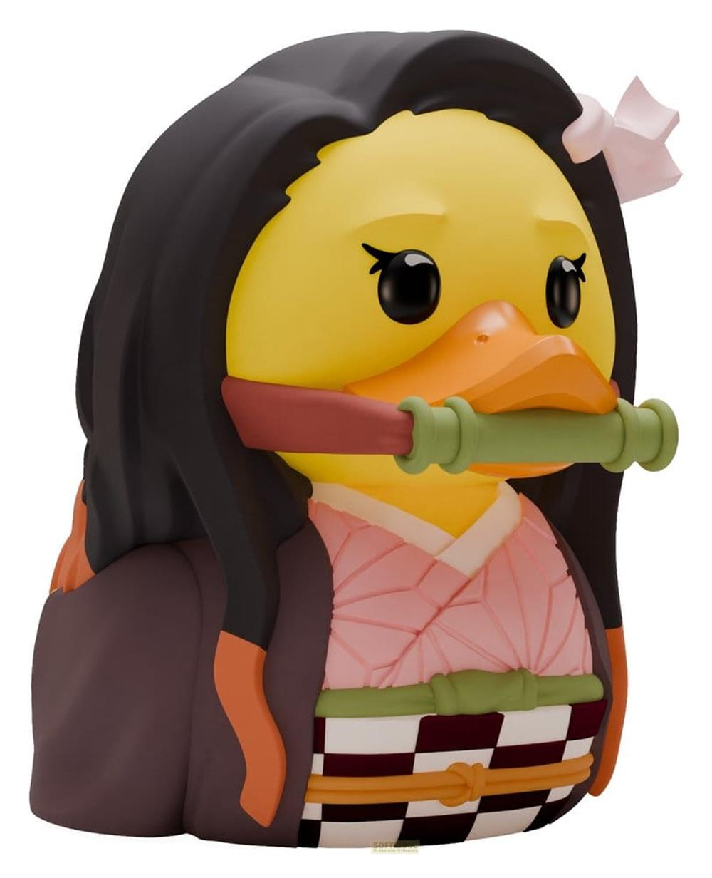 Gelbe Ente im Nezuko-Kostüm mit Bambusrohr im Mund und pinkem Schleifenband.